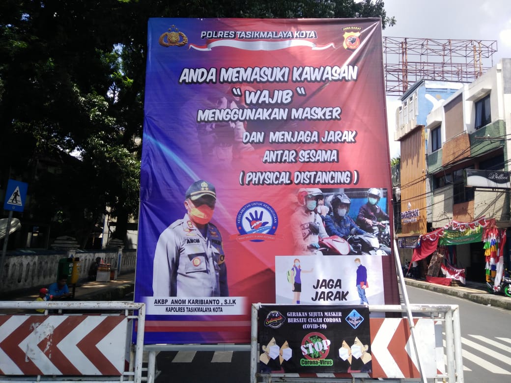 Jajaran Polres Tasikmalaya Kota memasang spanduk wajib menggunakan masker di ruas jalan HZ Mustofa, Kota Tasikmalaya.