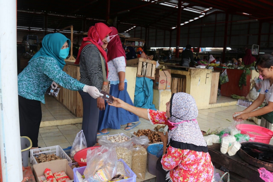Pengurus PKK Kabupaten Blora membagikan masker ke pedagang pasar, Selasa (7/4/2020).
