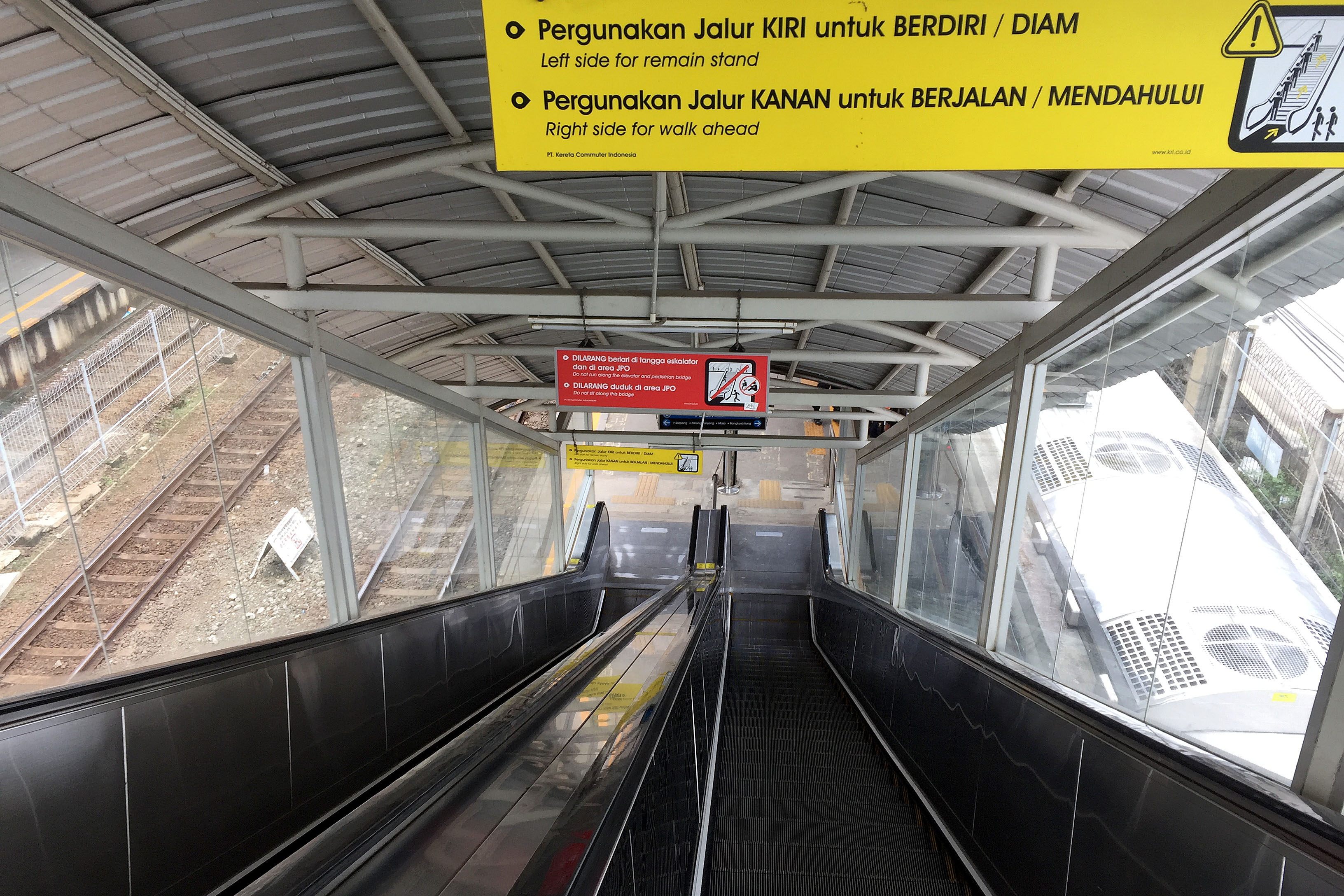 Suasana di stasiun Tanah Abang Jakarta yang biasanya sangat ramai kini sepi (2/4)