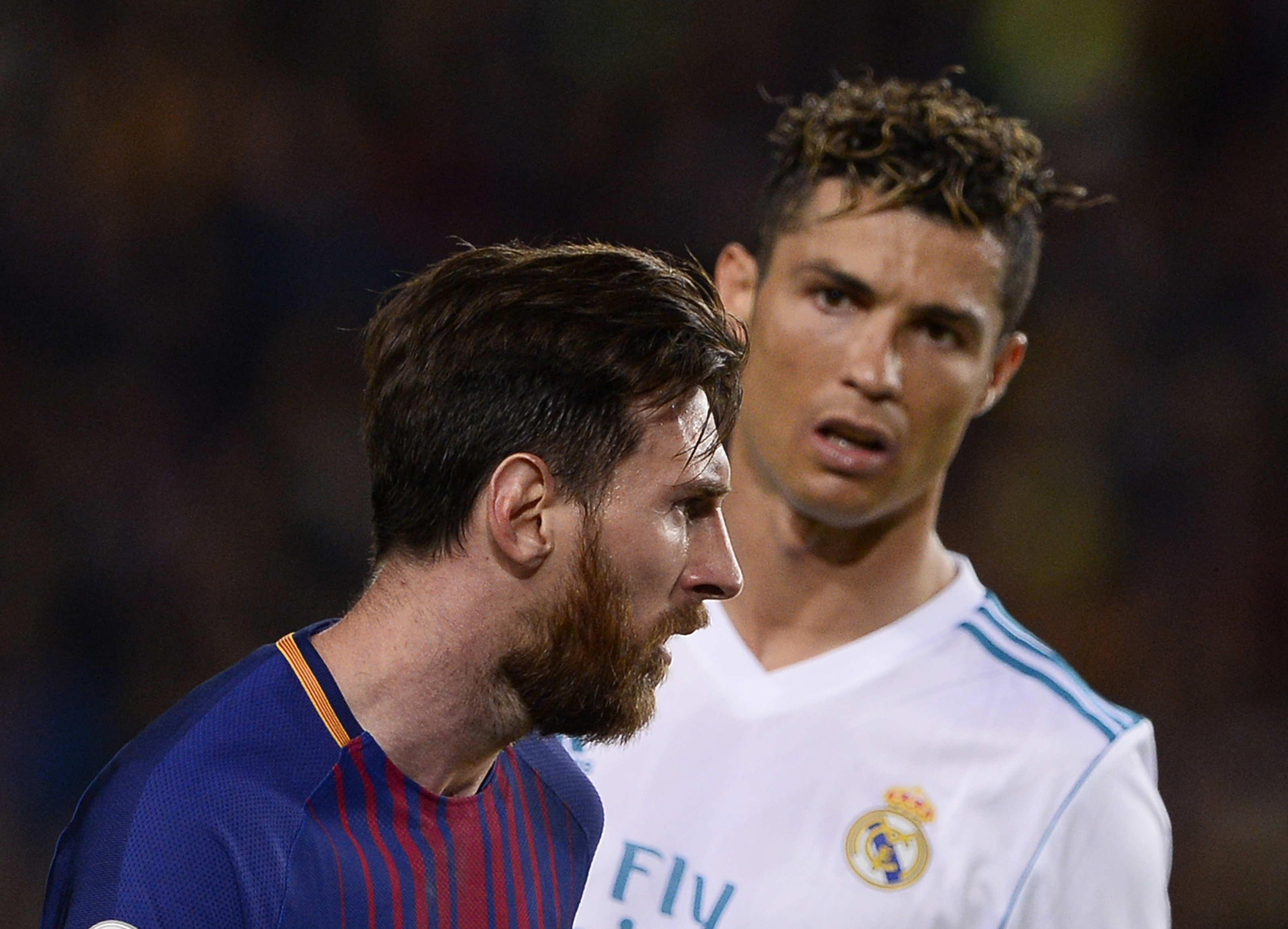 Lionel Messi berhadapan dengan Cristiano Ronaldo dalam laga pada 6 Mei 2018.