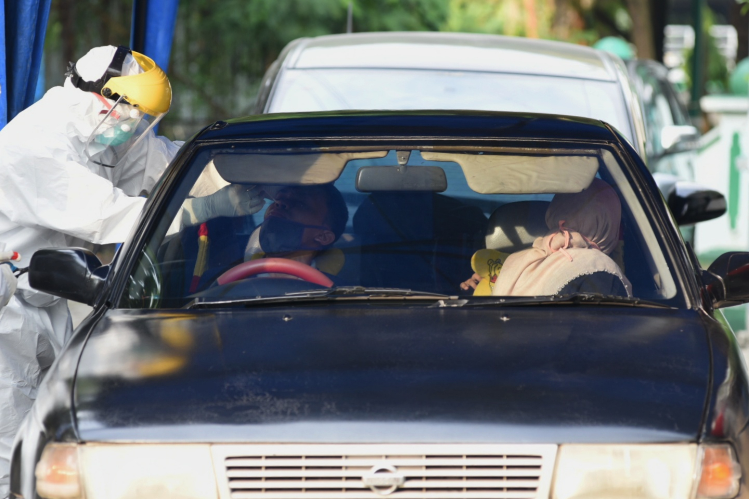 Foto ilustrasi Petugas mengambil sampel spesimen saat swab test secara drive thru di Labkesda Kota Tangerang, Kamis (28/4/2020). 
