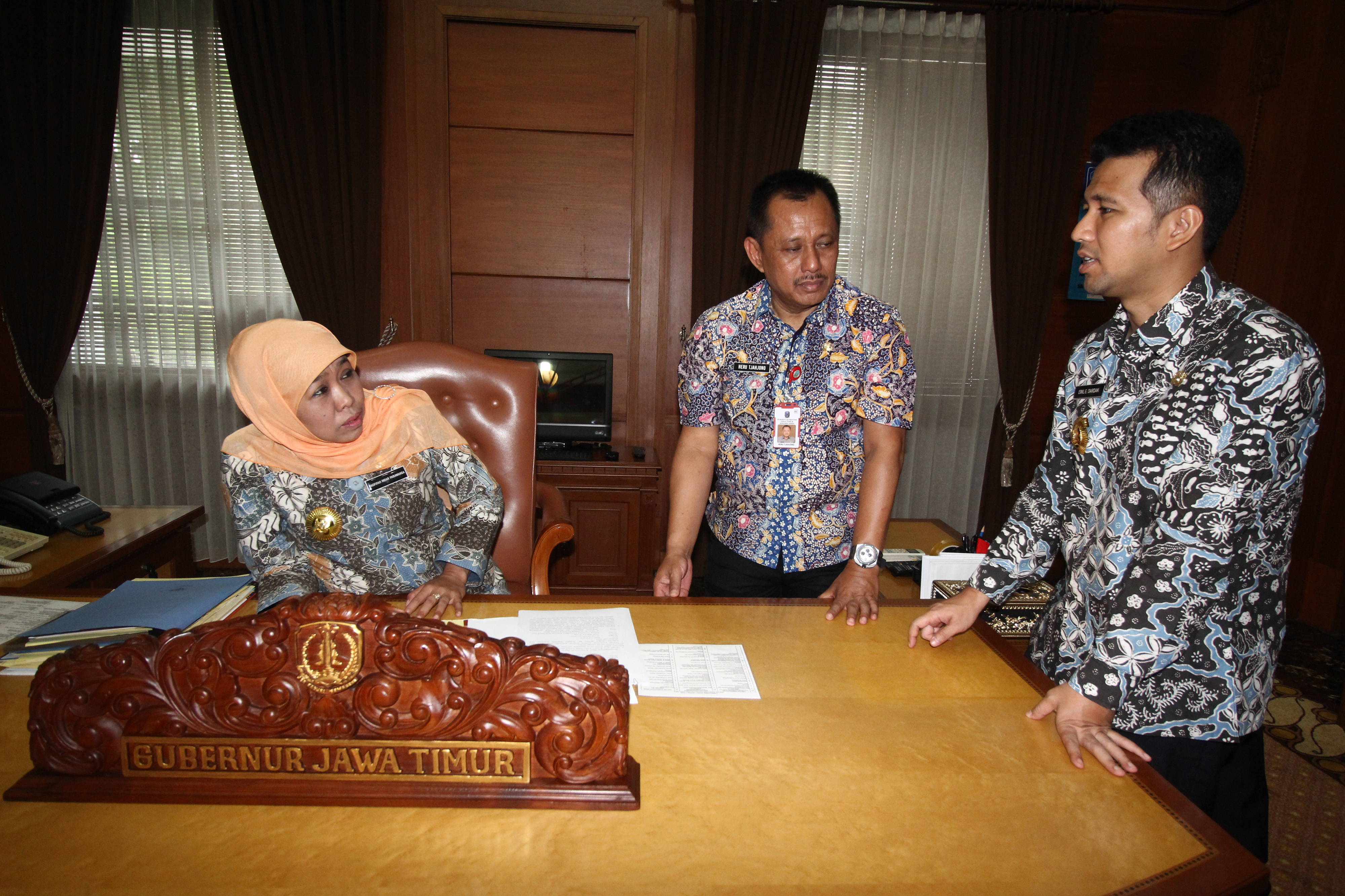 Gubernur Jawa Timur Khofifah Indar Parawansa (kiri) dan Sekretaris Daerah Provinsi Jatim Heru Tjahjono (tengah)
