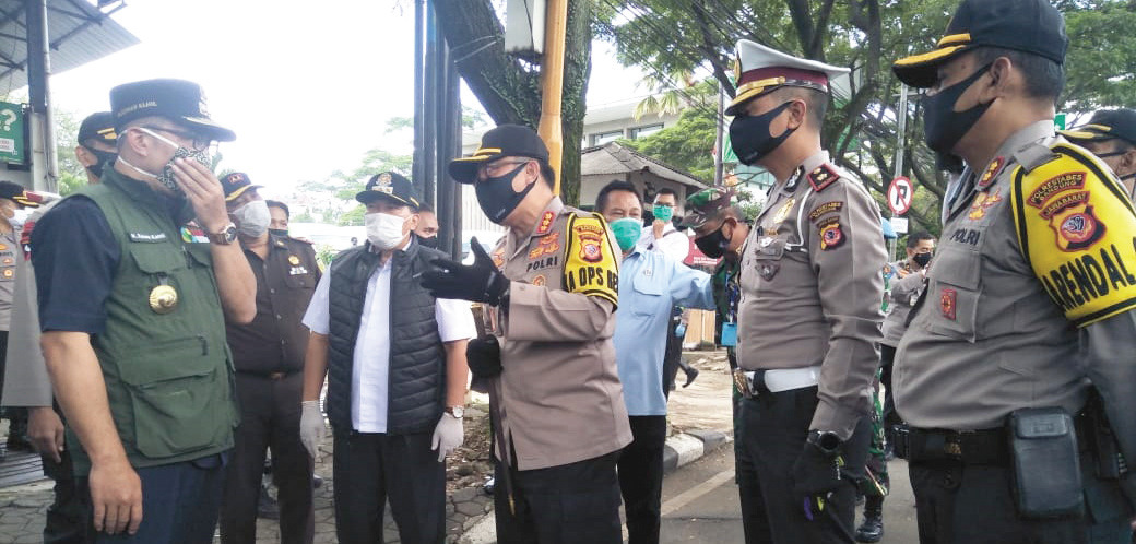 Gubernur Jawa Barat bersama Kapolda Jawa Barat, Pangdam III/Siliwangi, dan Kepala Kejaksaan Tinggi Jawa Barat memantau pelaksanaan PSBB.