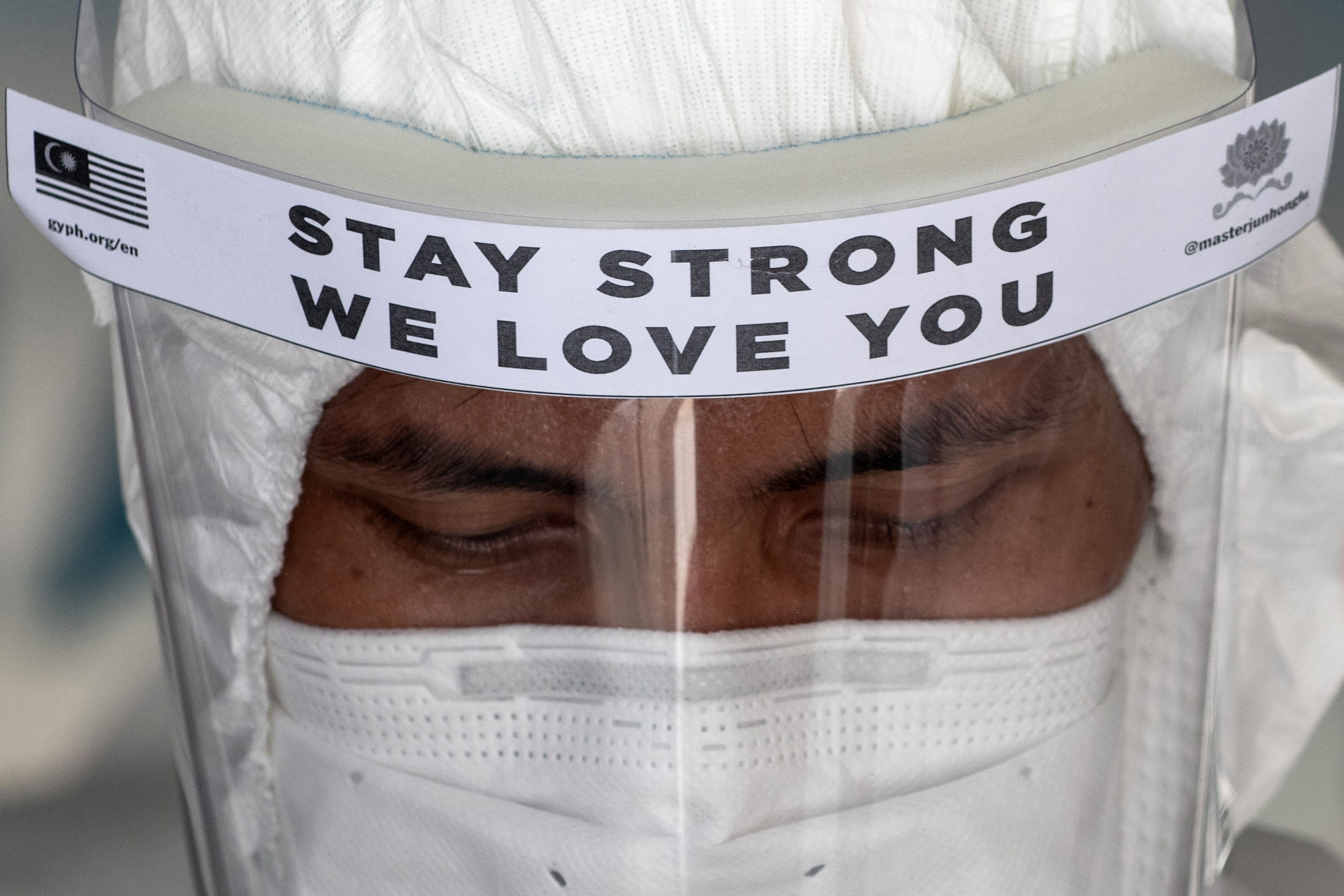 Seorang tenaga medis di Malaysia mengenakan APD dengan tulisan khusus.