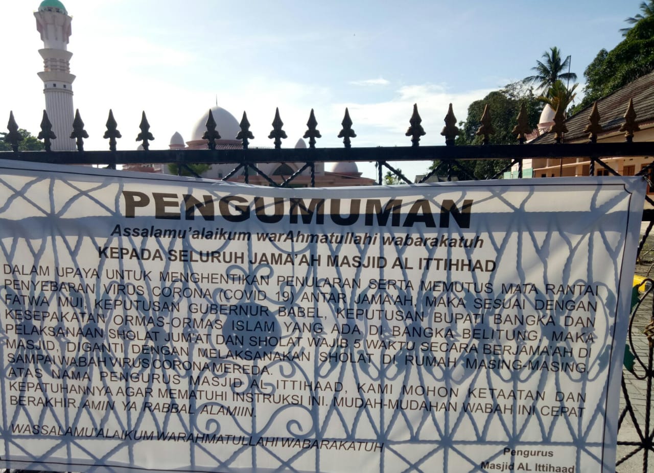 Masjid di Babel dipasang pengumuman tidak melaksanakan salat tarawih dan salat Jumat.
