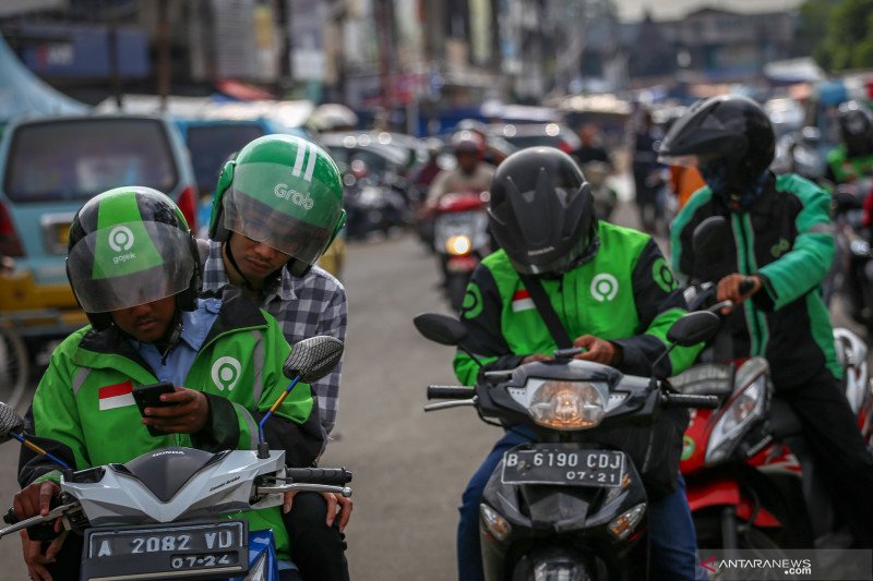Pengemudi ojek online menunggu penumpang di kawasan Pasar Anyar, Kota Tangerang, Banten, Rabu (11/3).