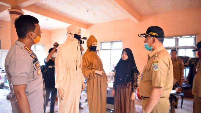 Walikota Jambi Syarif Fasha (kanan) melihat model APD yang diproduksi secara keroyokan oleh pelaku UMKM di kota Jambi