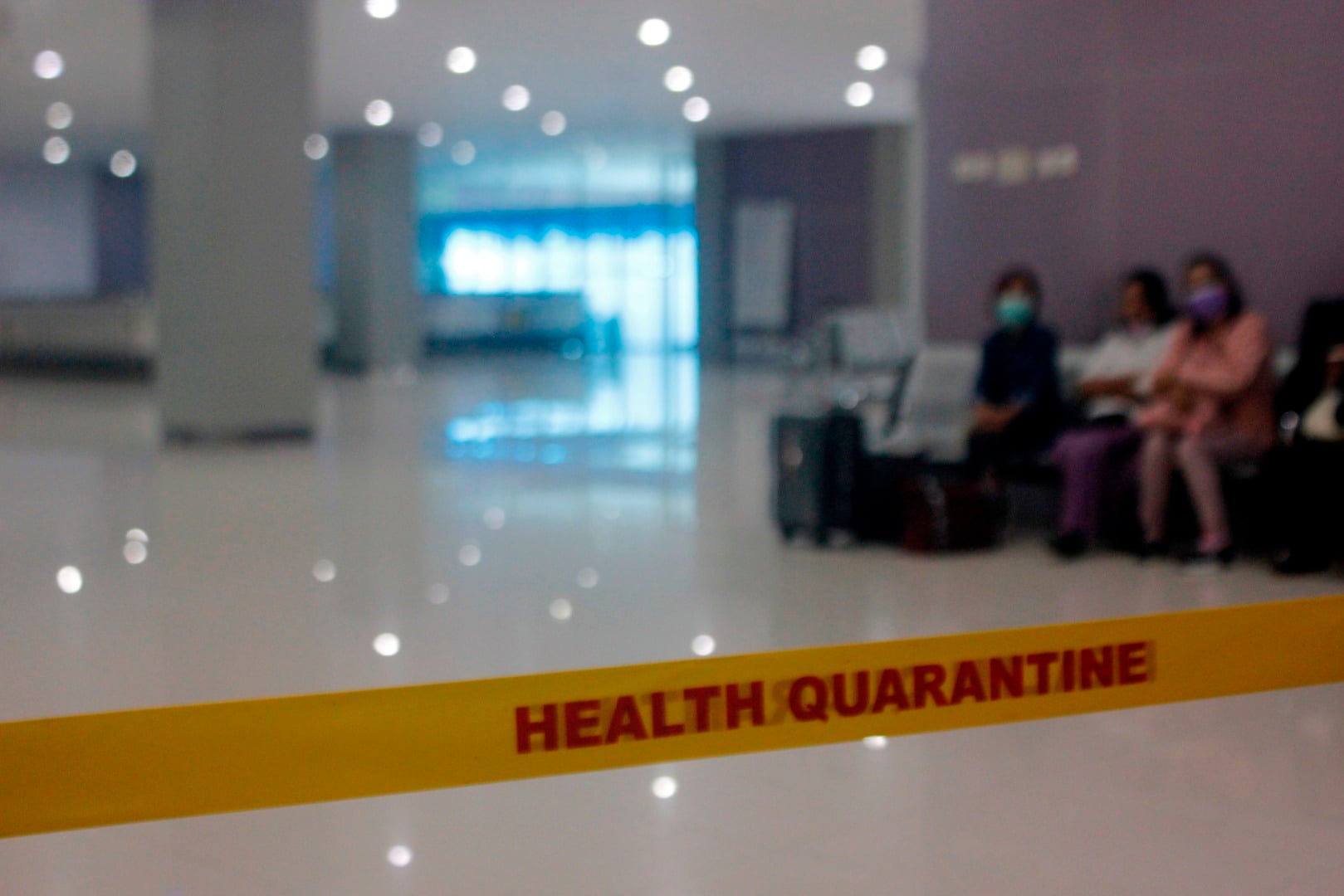 Garis Batas Karantina Kesehatan dipasang di Bandara Domine Eduar Osok (DEO) Kota Sorong, Papua Barat.