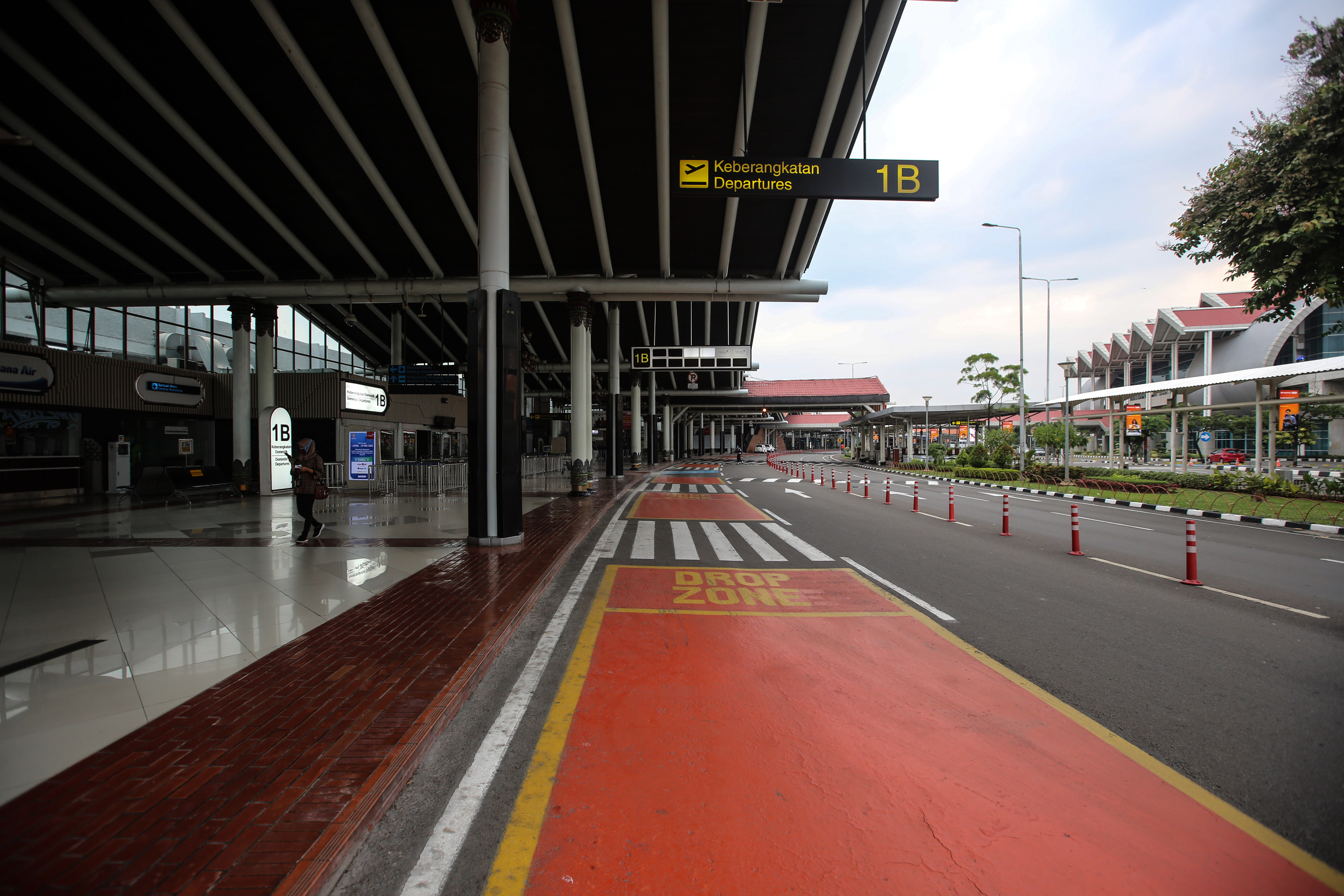 Suasana sepi di Terminal 1 Bandara Soekarno Hatta, Cengkareng, Tangerang, Banten, Selasa (14/4/2020).