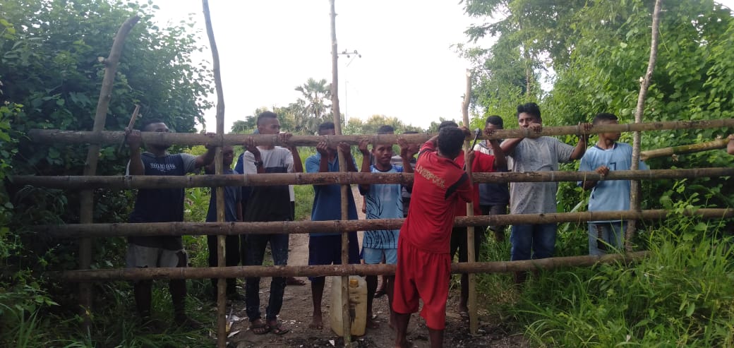 Warga Desa Aransina Kecamatan Tanjung Bunga, Kabupaten Flores Timur menutup akses desa untuk mencegah Covid-19.