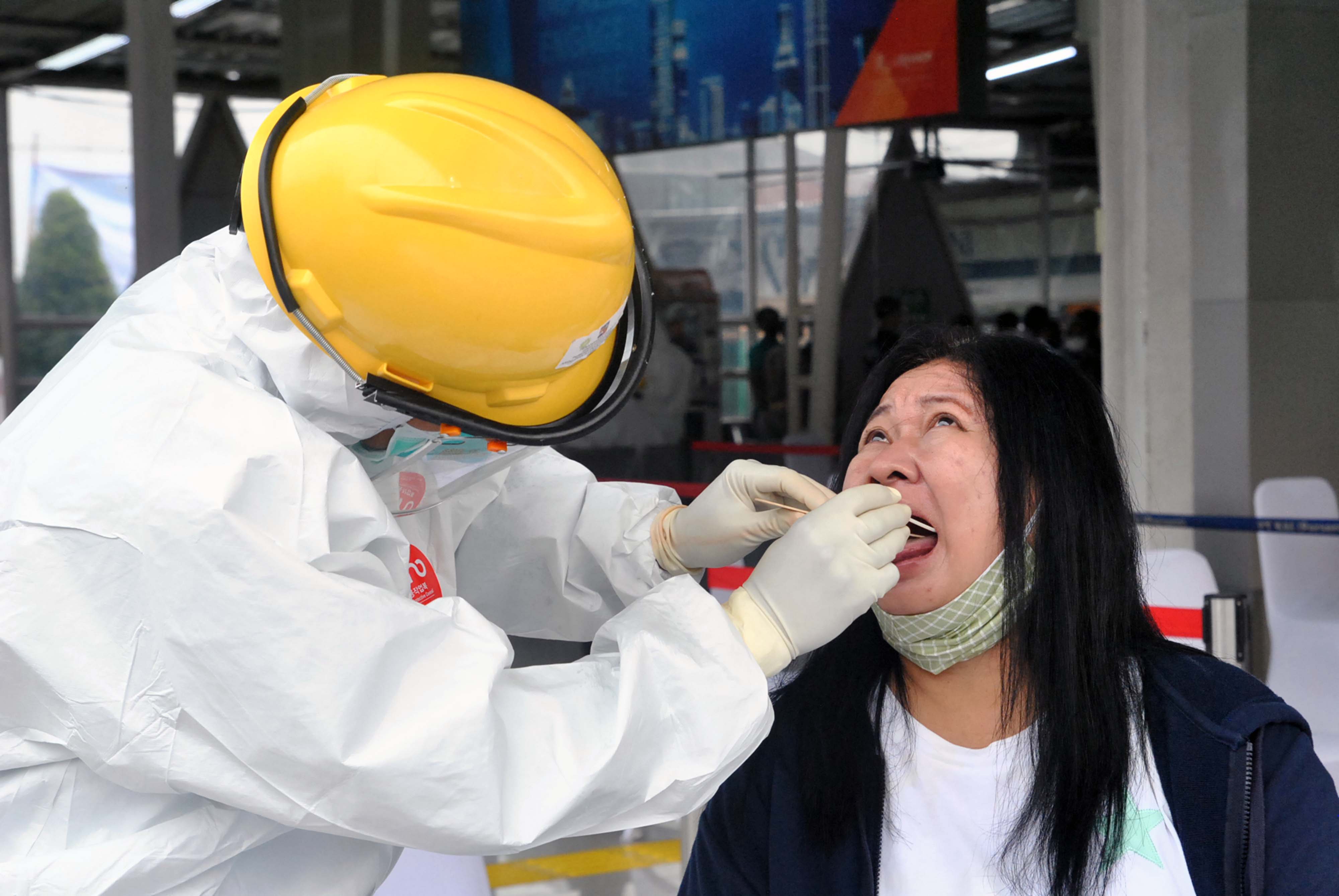 Petugas medis melakukan tes covid-19 terhadap penumpang di Stasiun Bogor, Jawa Barat.