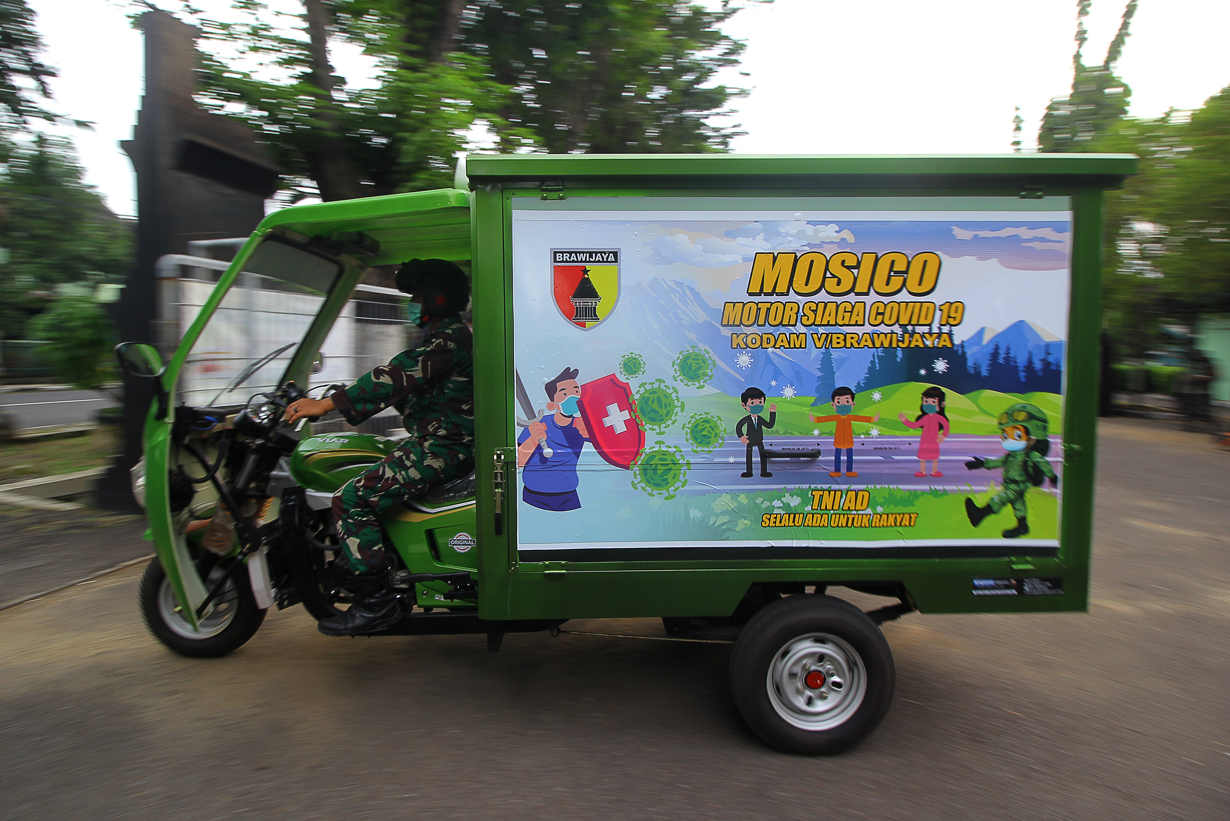 Prajurit TNI AD mengantarkan bantuan untuk dibagikan ke warga menggunakan Mosico di dapur umum PSBB Jatim di Makodam V Brawijaya, Surabaya