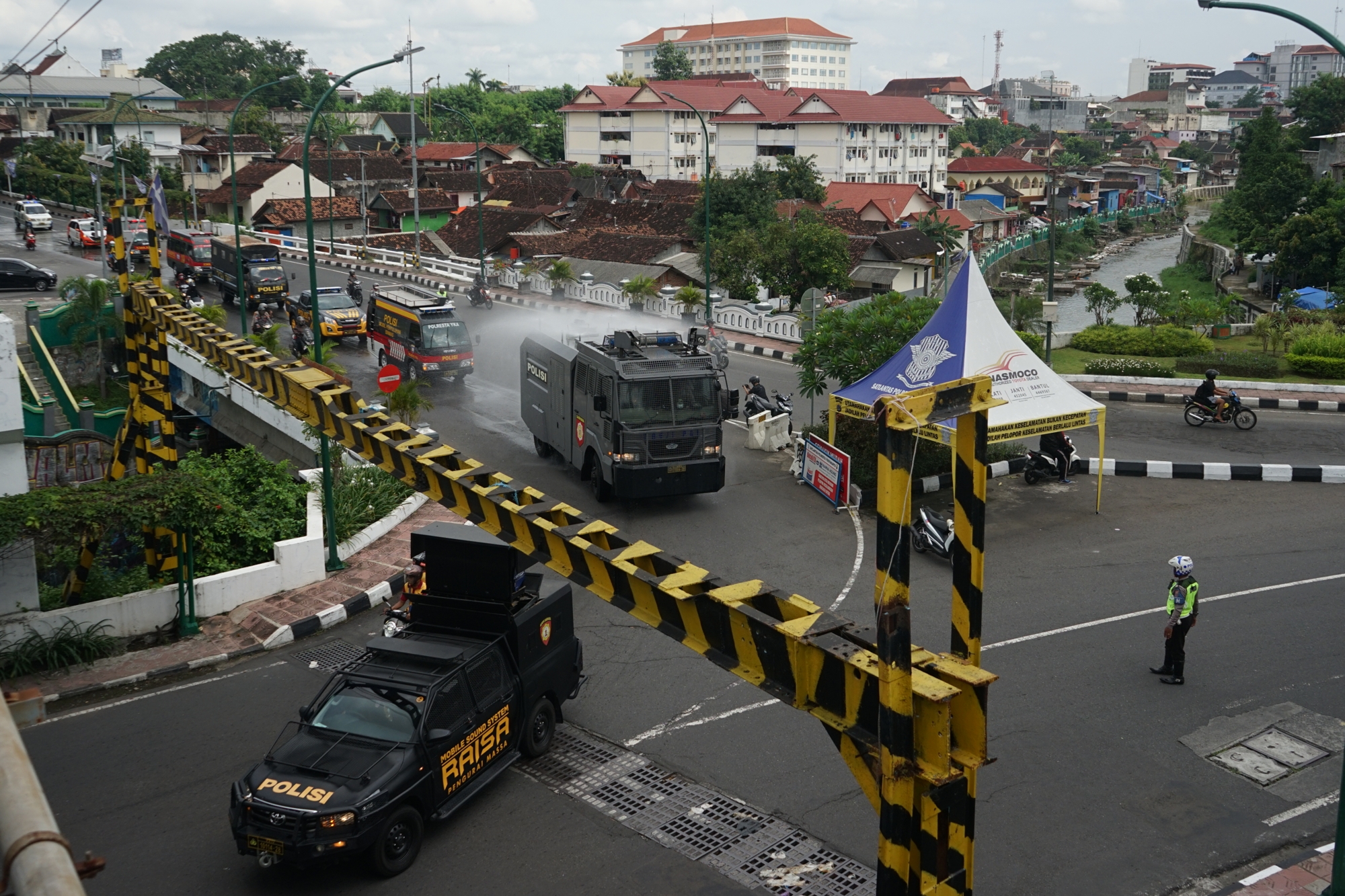 Polisi menyemprotkan cairan disinfektan di kawasan Tugu Pal Putih, Daerah Istimewa Yogyakarta (DIY), Selasa (31/3/2020). 