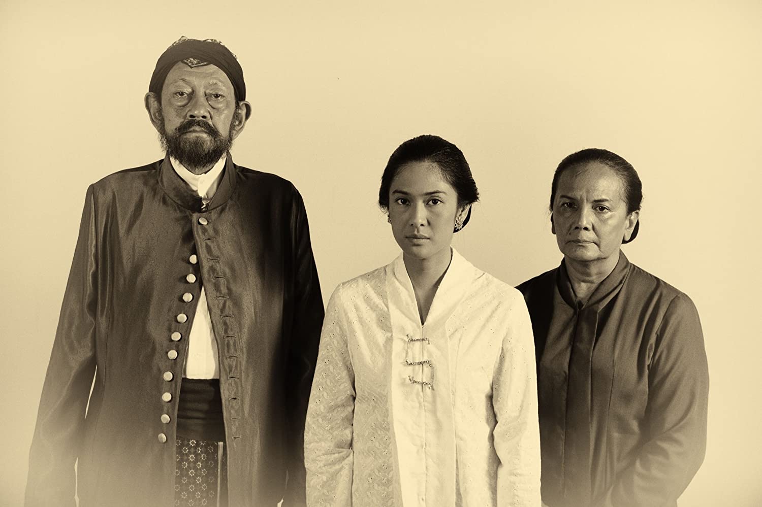 Aktor Dwi Sasono, Dian Sastrowardoyo, dan Christine Hakim dalam film Kartini (2017).
