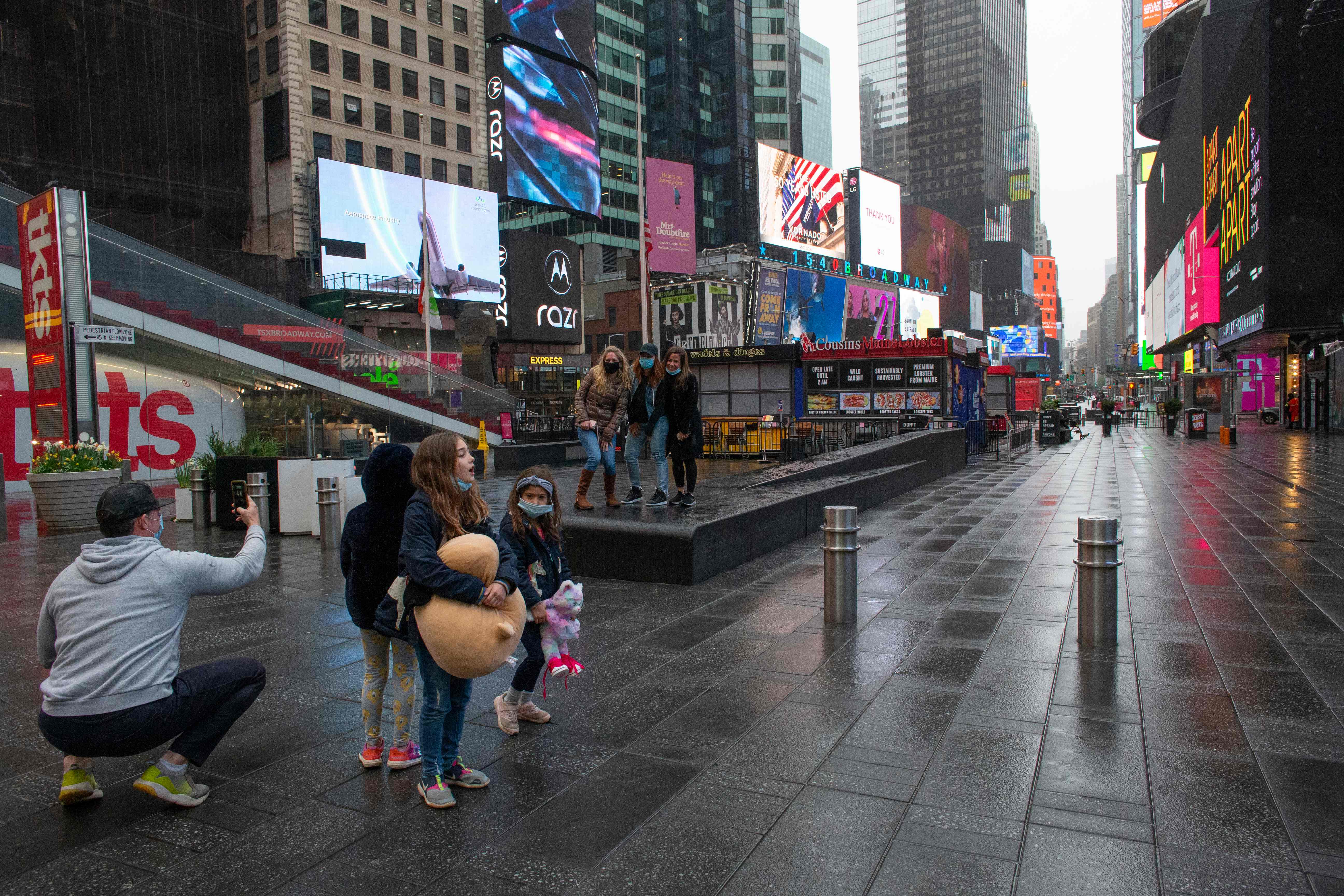 Pelancong berkunjung ke Times Square saat New York memberlakukan lockdown karena pandemi covid-19.