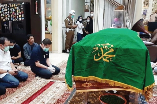 Para pelayat berdoa di depan jenazah Wakil Jaksa Agung Arminsyah di rumah duka di Perumahan Tanjung Mas Raya, Jakarta Selatan, kemarin