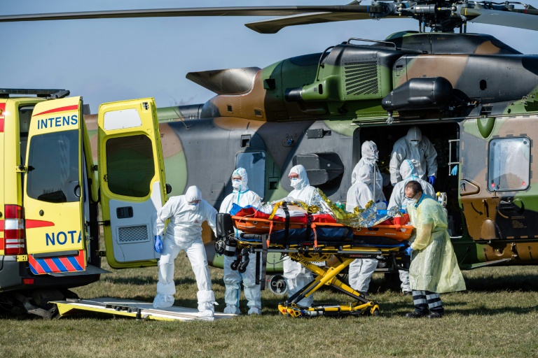 Petugas medis Jerman membawa dua pasien Covid-19 dari Prancis ke sebuah bandara dekat Nordhausen, Jerman.  