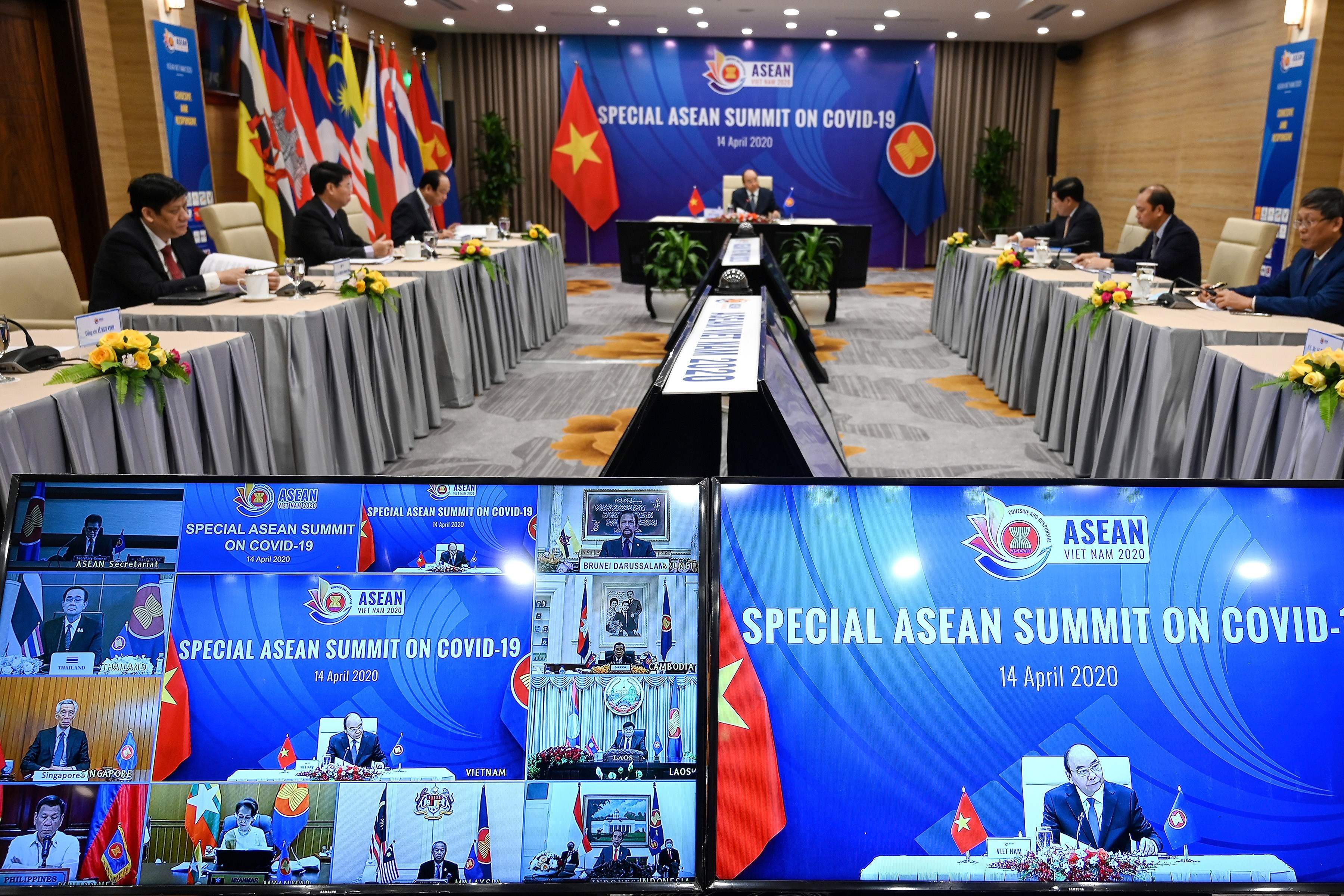 Perdana Menteri Vietnam Nguyen Xuan Phuc (tengah) berbicara dalam KTT ASEAN soal covid-19 yang dilakukan lewat teleconference.