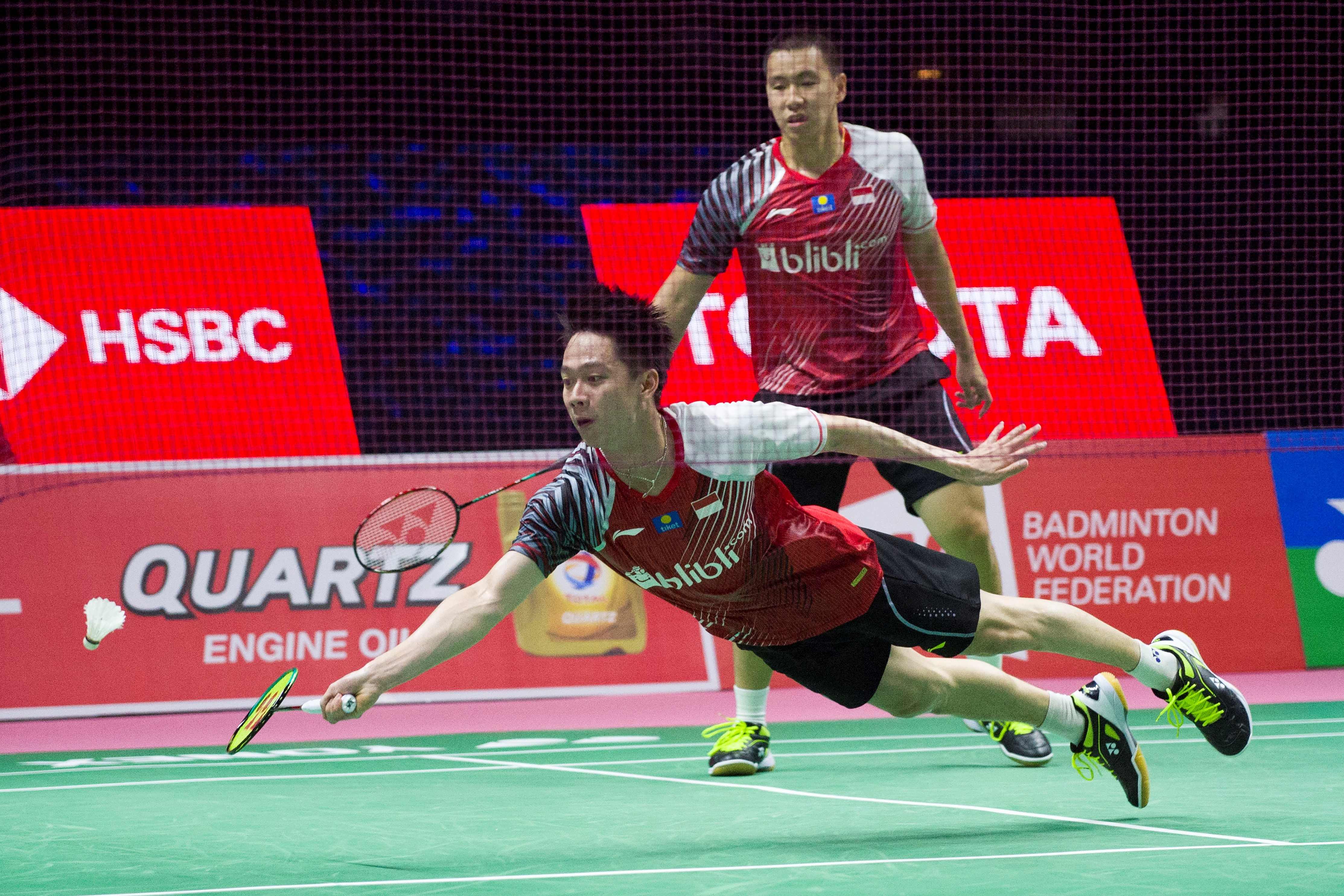 Pemain bulu tangkis Indonesia, Kevin Sanjaya, berupaya membalikkan kok dalam semifinal Piala Thomas dan Uber.