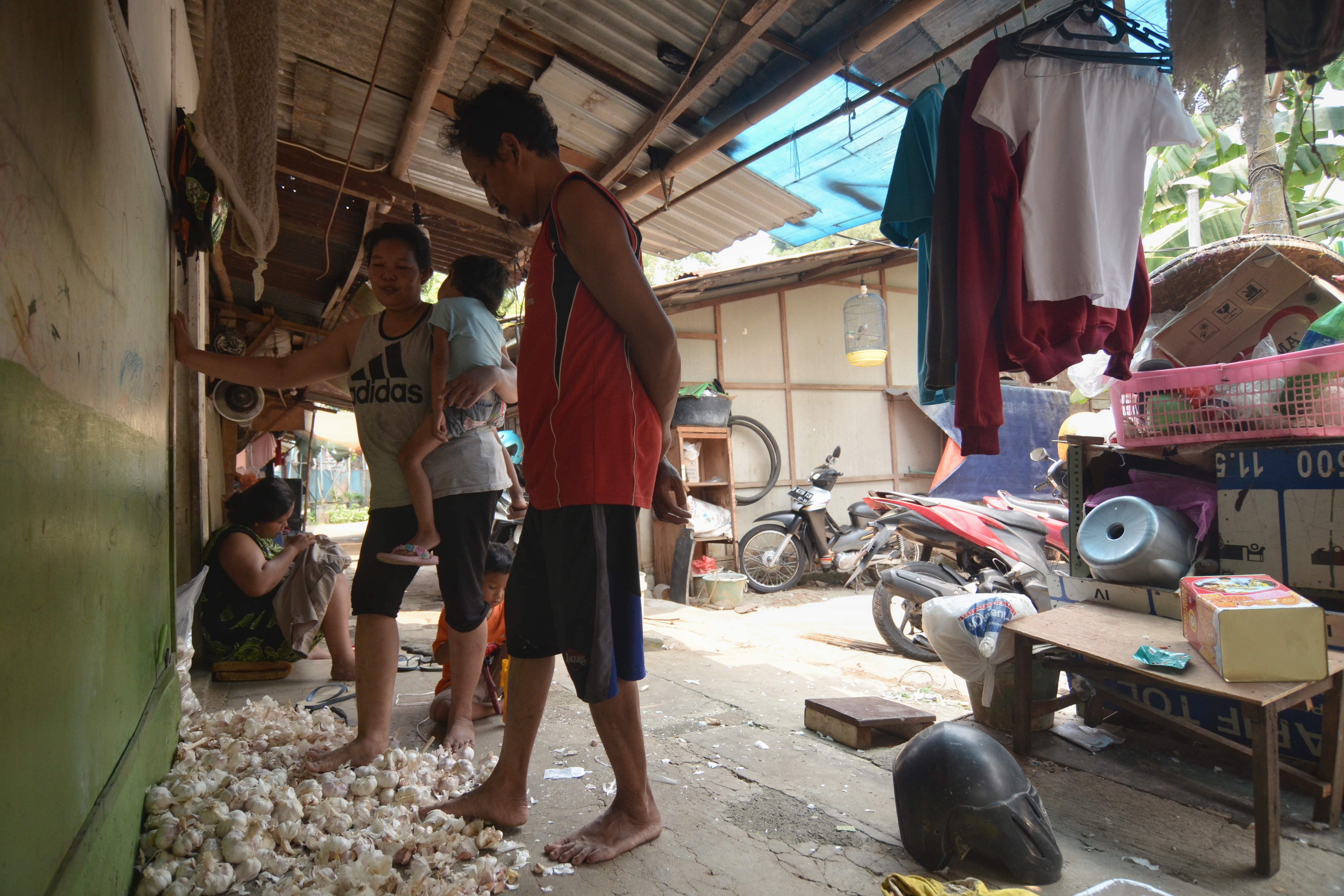 Warga beraktifitas di pemukiman semi permanen di kawasan Gedong, Jakarta Timur