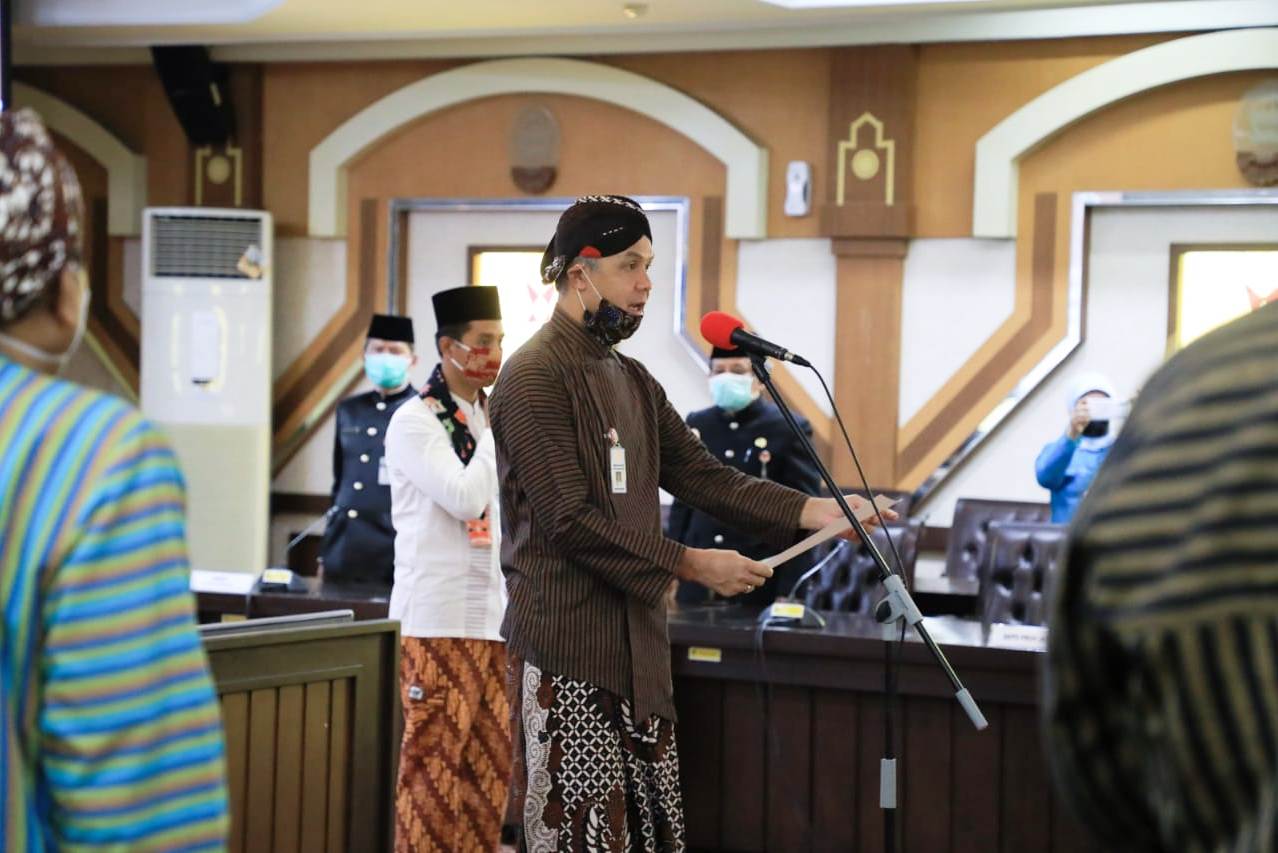Gubernur Jawa Tengah Ganjar saat melantik sejumlah pejabat fungsional di lingkungan Pemerintah Provinsi Jawa Tengah.