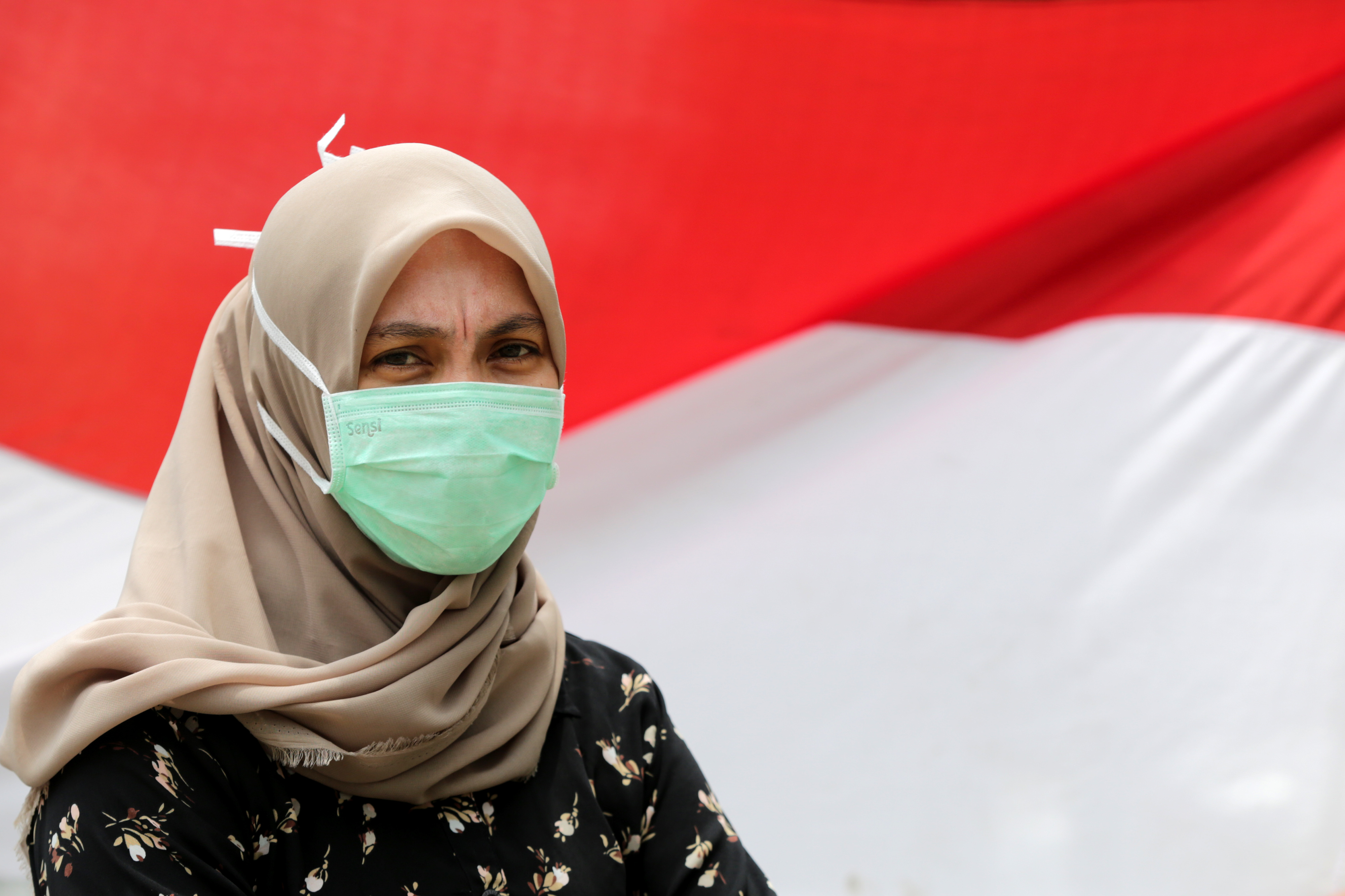 Warga memakai masker sebagai alat pelindung diri dari wabah virus Corona (COVID-19) di Banda Aceh, Aceh, Jumat (27/3/2020). 