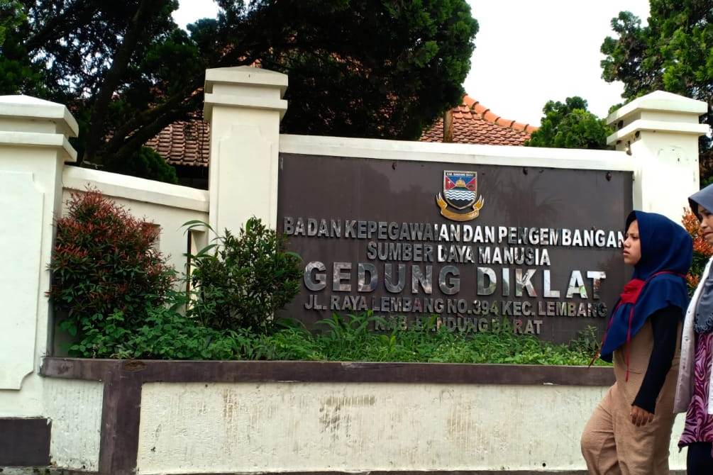 Warga melintasi Gedung Diklat BKDPDSDM Pemkab Bandung Barat.
