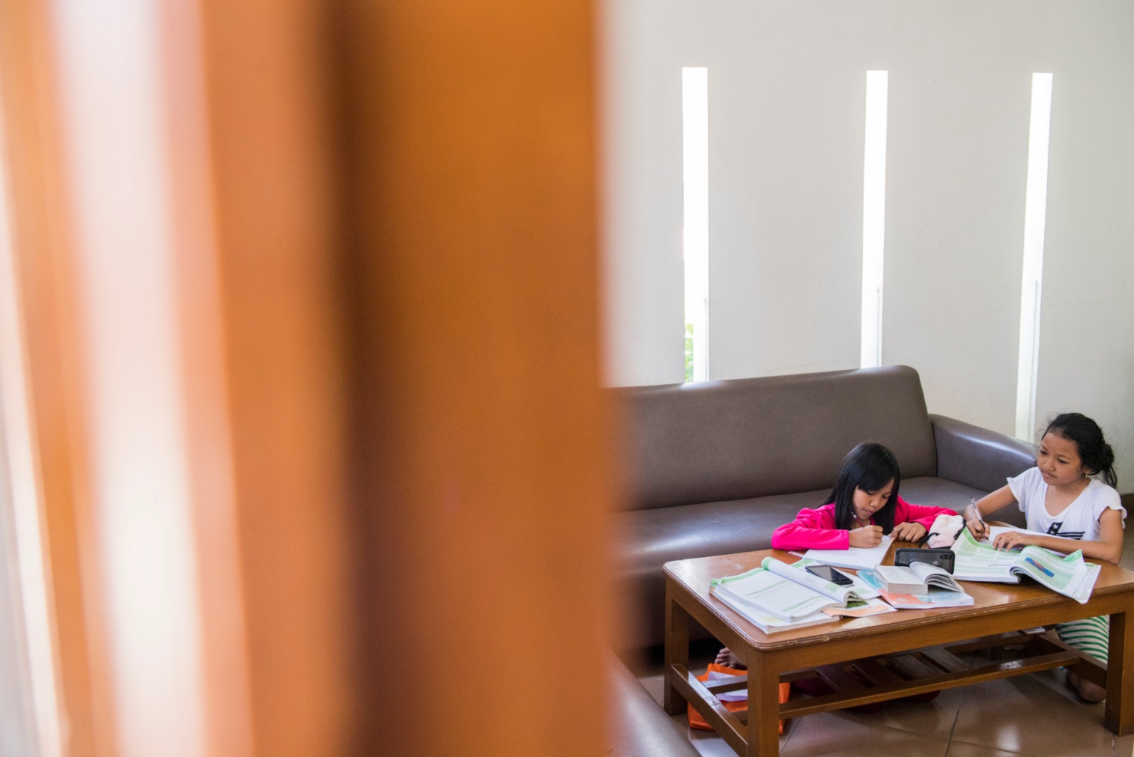 Dua anak menonton video belajar digital dari rumah di Bandung, Jawa Barat, Selasa (17/03/2020). 