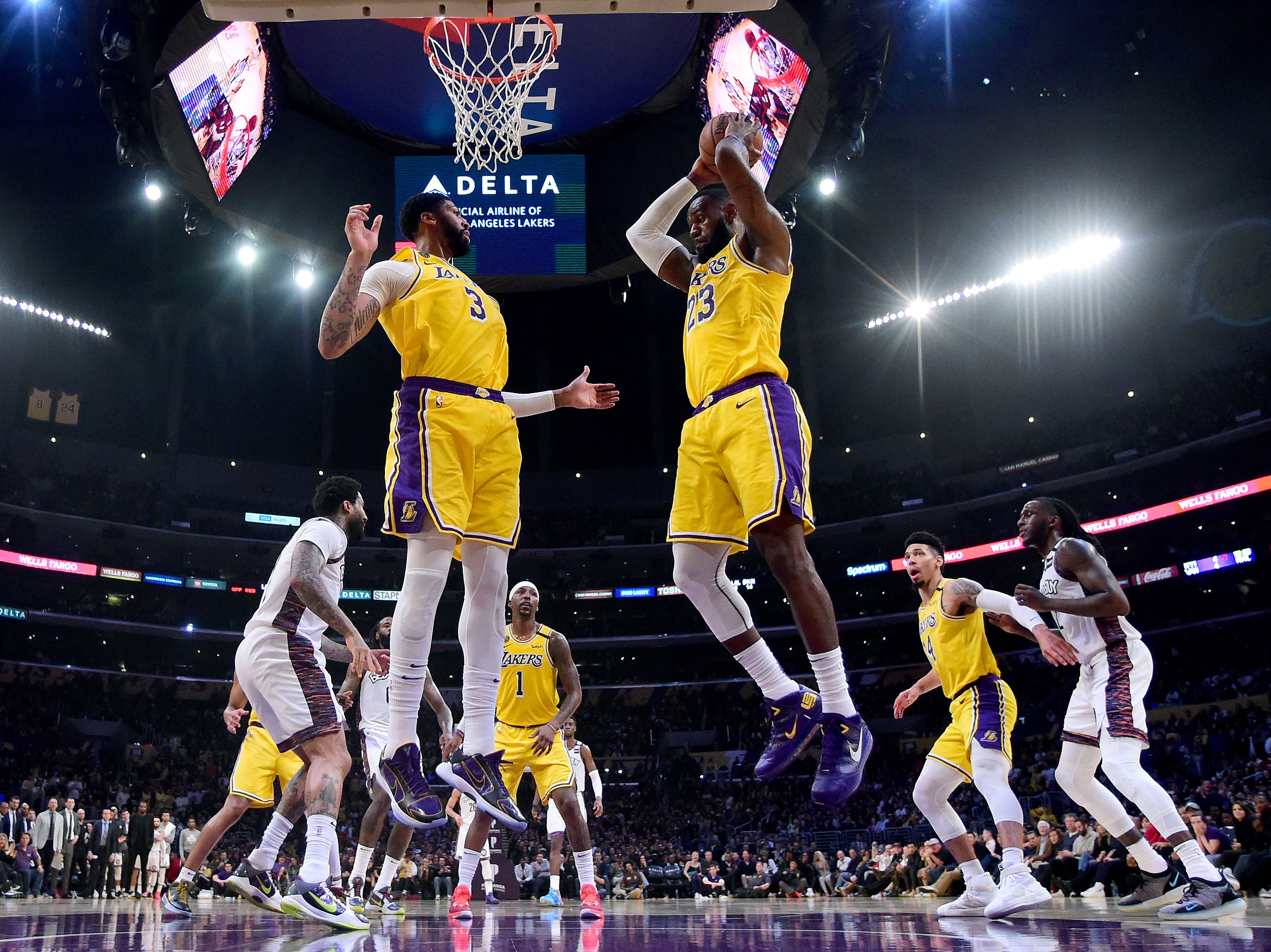 Aksi para pemain Los Angeles Lakers (kuning) dalam laga NBA melawan Brooklyn Nets.