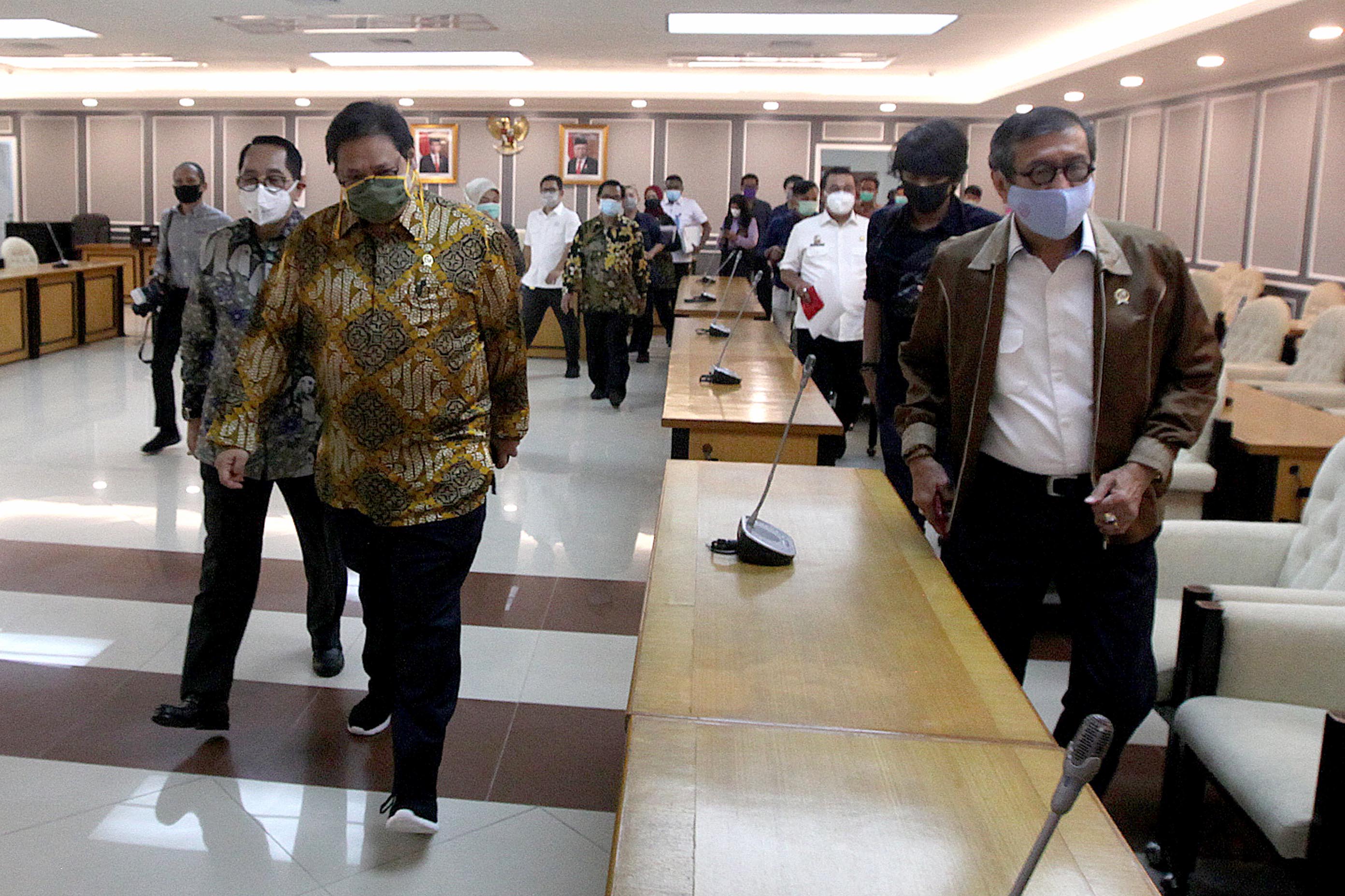 Menko Perekonomian Airlangga Hartarto (tengah) saat hendak mengikuti rapat dengan anggota DPR RI.