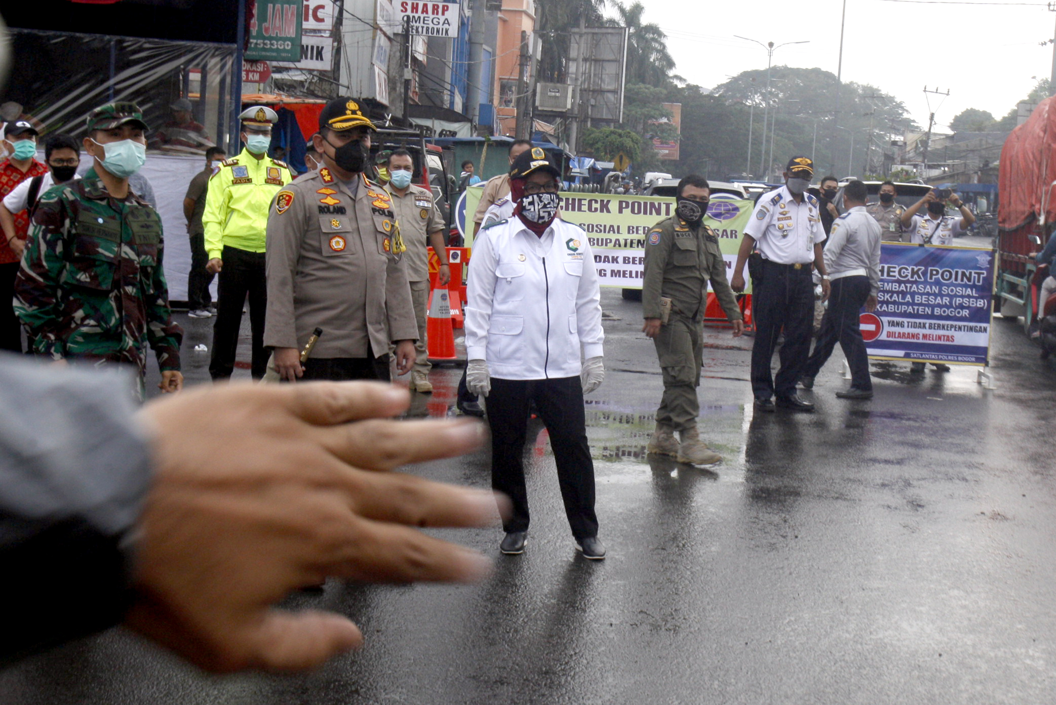 Buapti Bogor Ade Yasin (tengah)