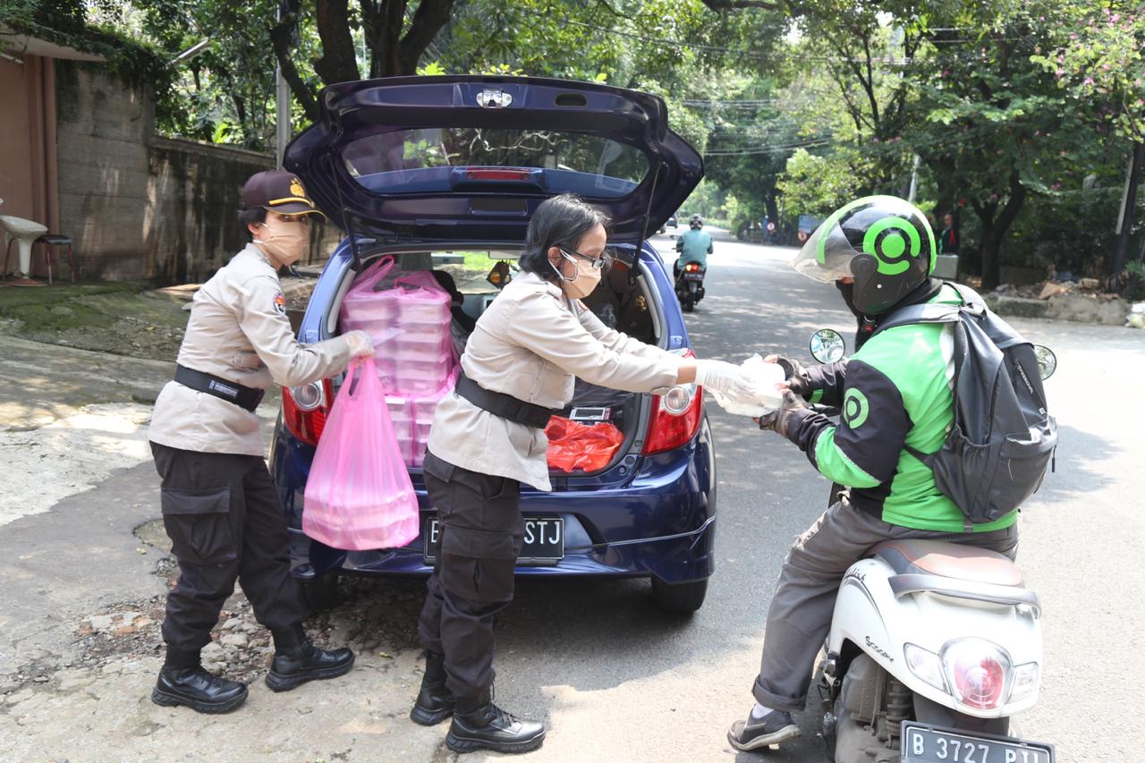 Bantuan paket sembako untuk warga terdampak covid-19 dari polwan