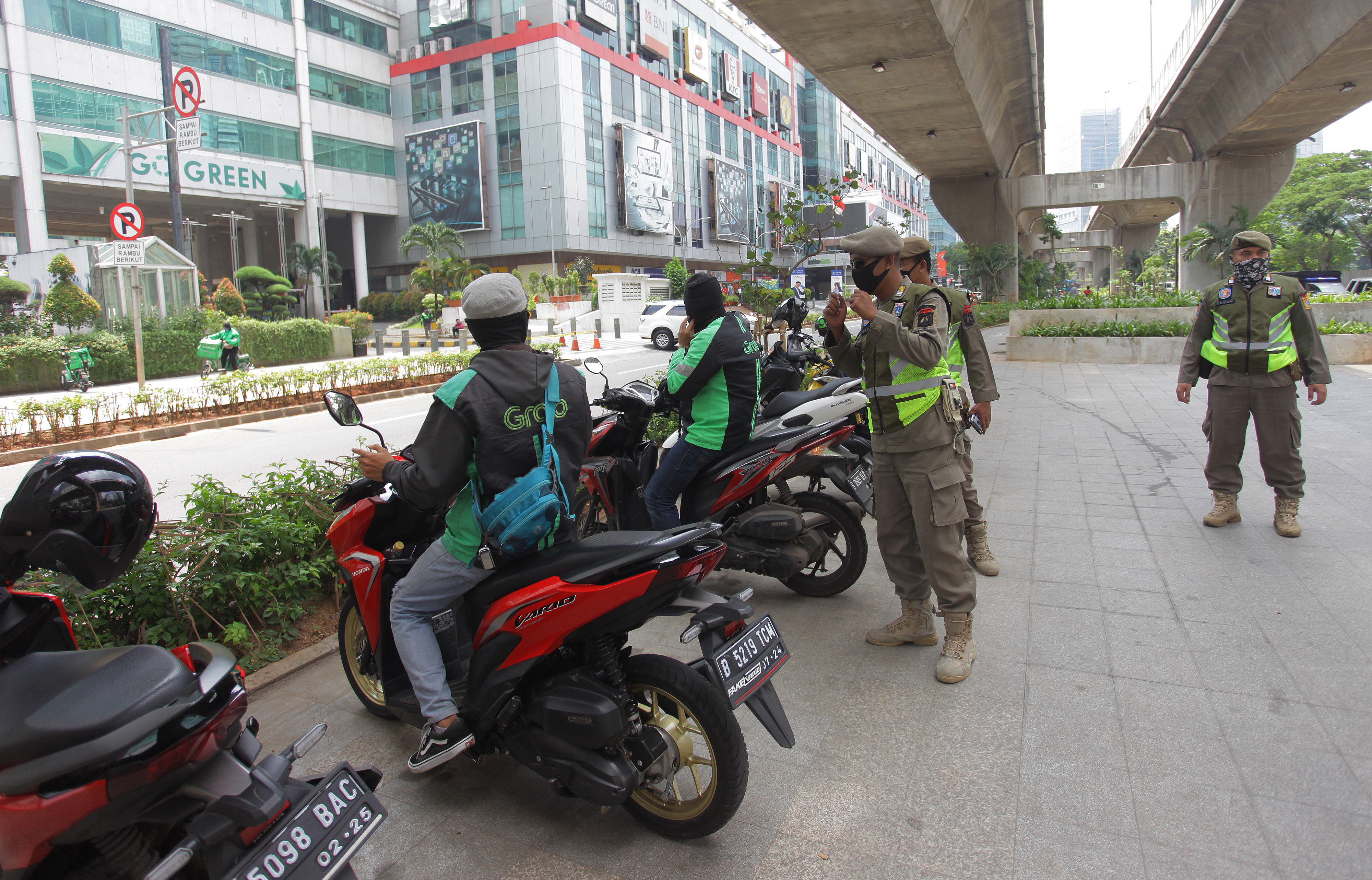  Petugas Satpol PP Provinsi DKI Jakarta menertibkan ojeg online yang berkumpul di area Jalan Prof Dr Satrio, Jakarta, Senin (20/4). 