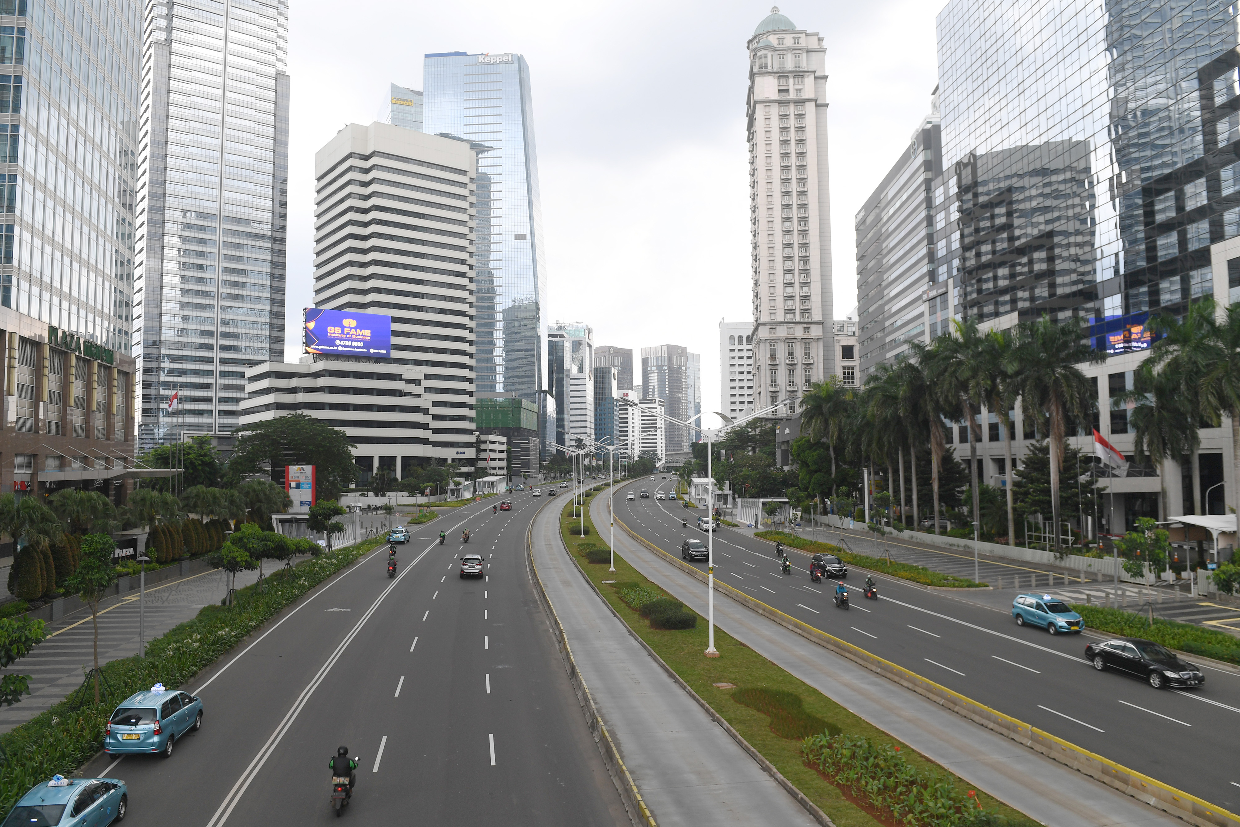 Jalan protokol Jakarta terlihat lengang di tengah pandemi covid-19