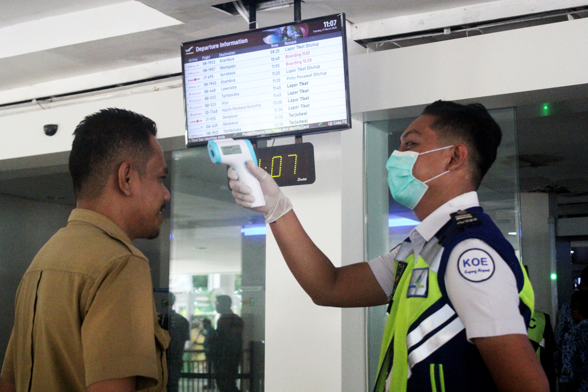 Petugas memeriksa suhu tubuh calon penumpang di Bandara El Tari Kupang, Nusa Tenggara Timu (NTT) beberapa waktu lalu.
