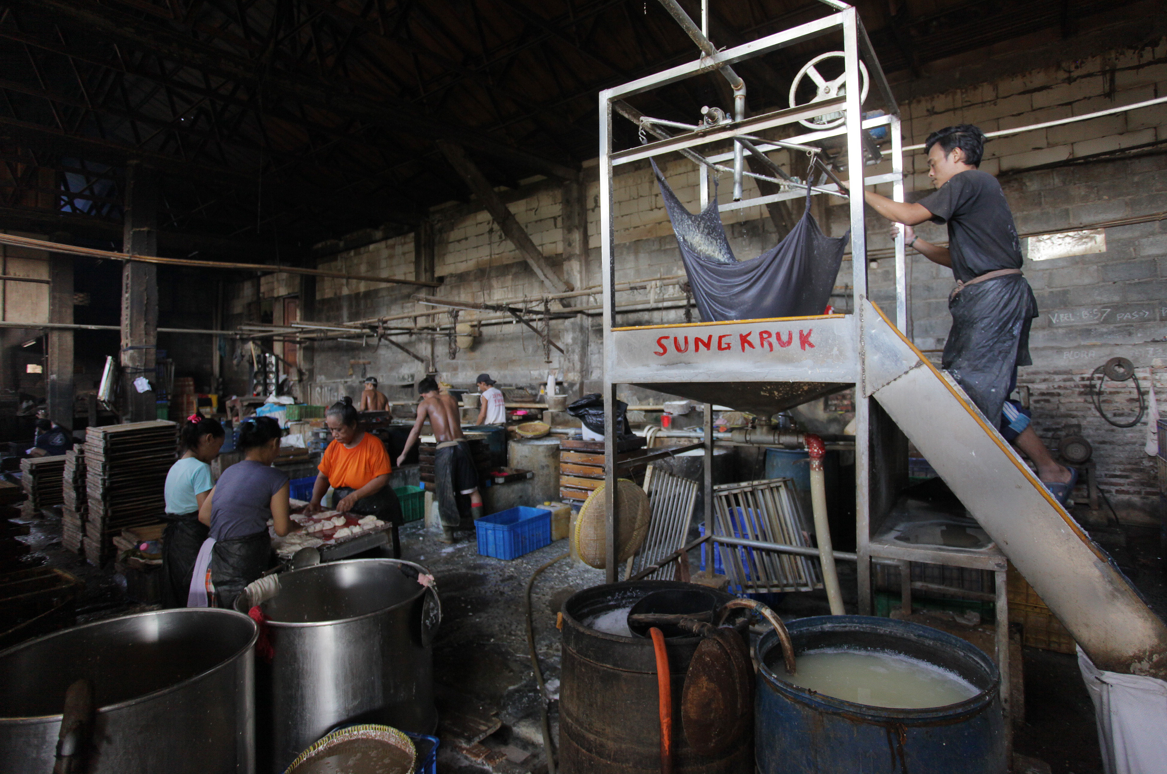 Sejumlah produsen tahu mengeluhkan turunnya produksi hingga 50-80% per hari karena semakin sepinya permintaan akibat covid-19.