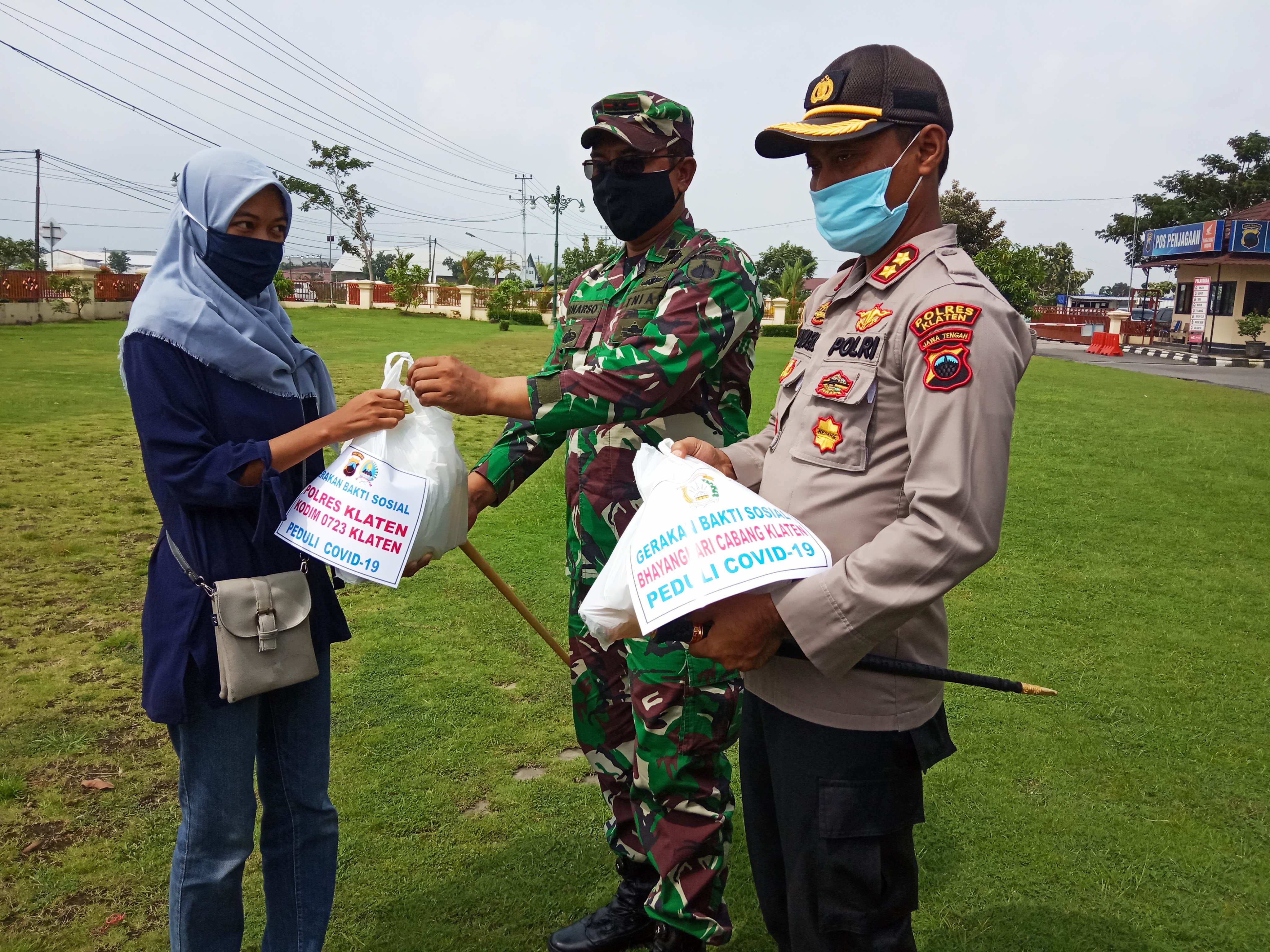 Dandim dan Kapolres menyerahkan secara simbolis bantuan sembako kepada karyawan hotel yang dirumahkan, Selasa (21/4/2020).