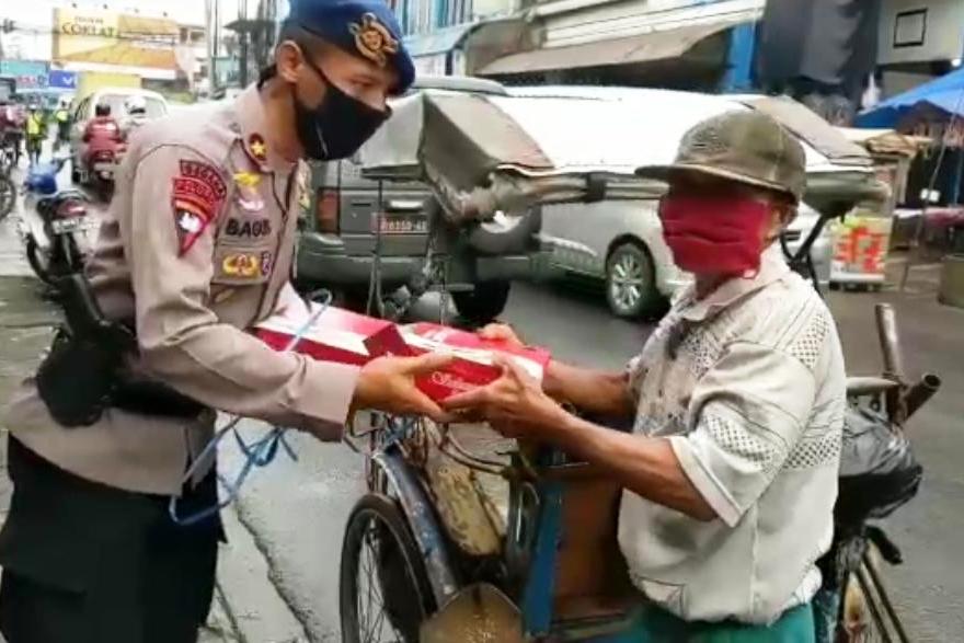 Brimob Polda Jabar Berdayakan Warung Warga Sediakan Bantuan Makanan