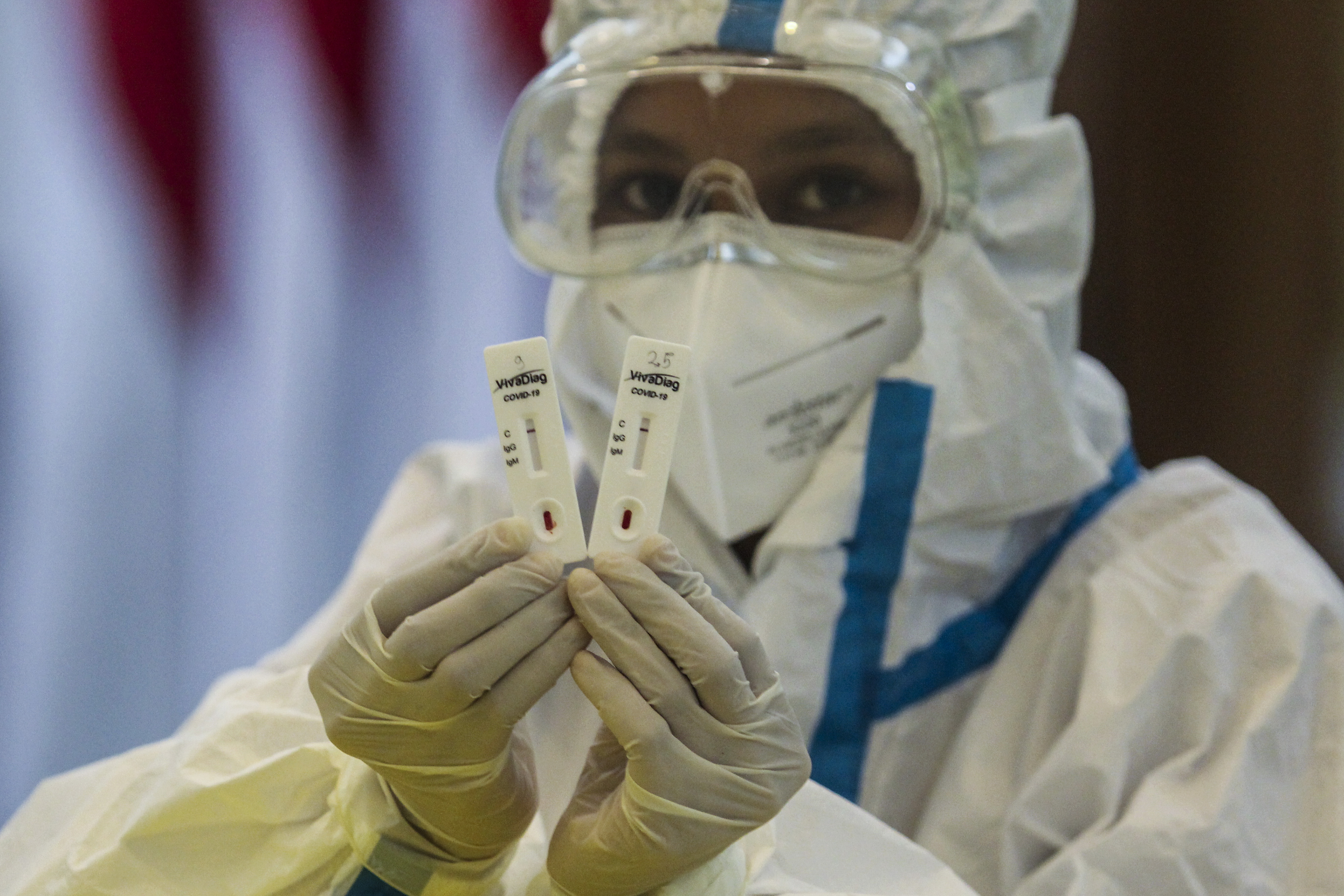  Petugas medis menunjukan sampel darah saat rapid test atau pemeriksaan cepat COVID-19