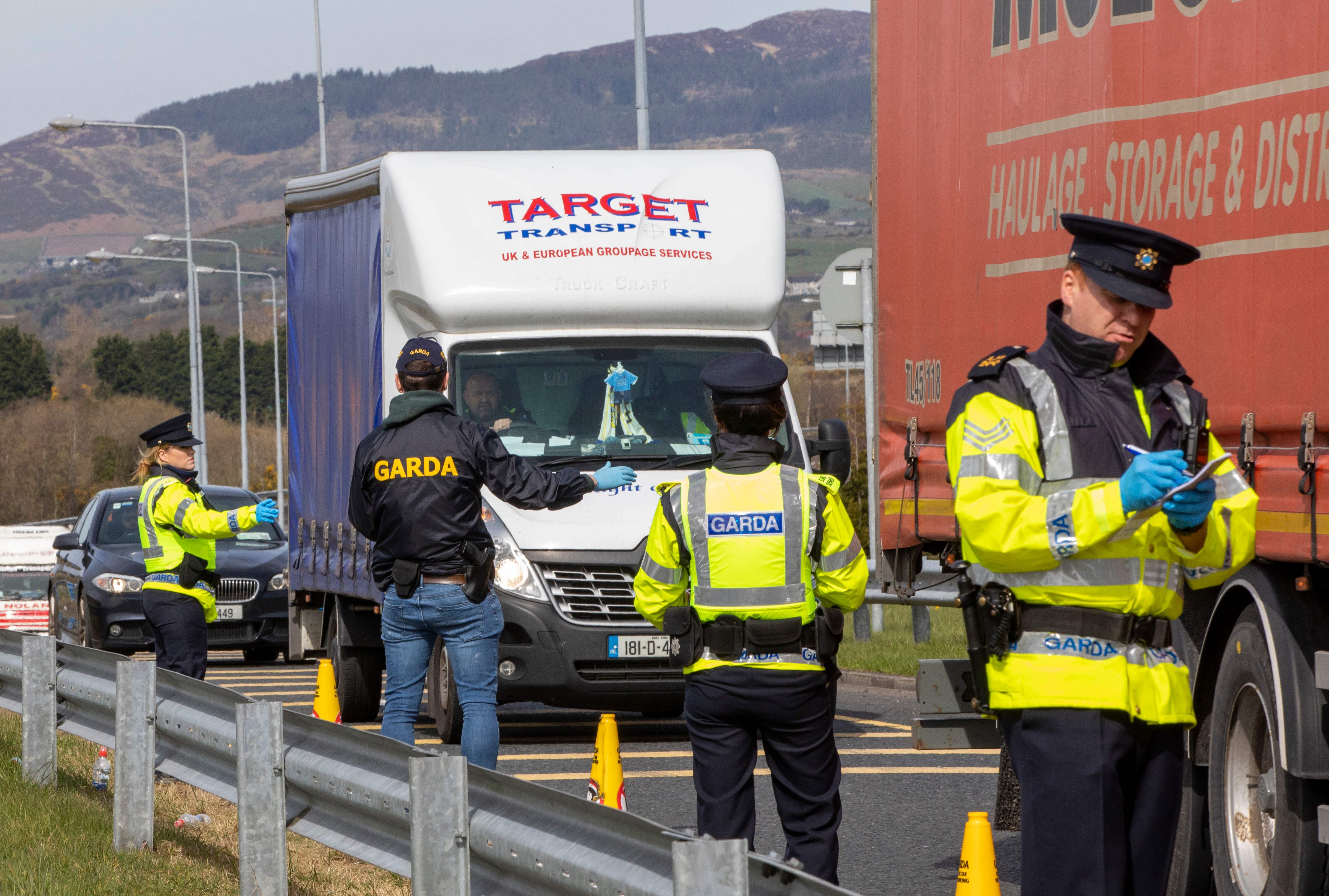 Polisi Irlandia menghentikan dan memeriksa kendaraan dalam rangka meneggakkan aturan lockdown di negara itu.