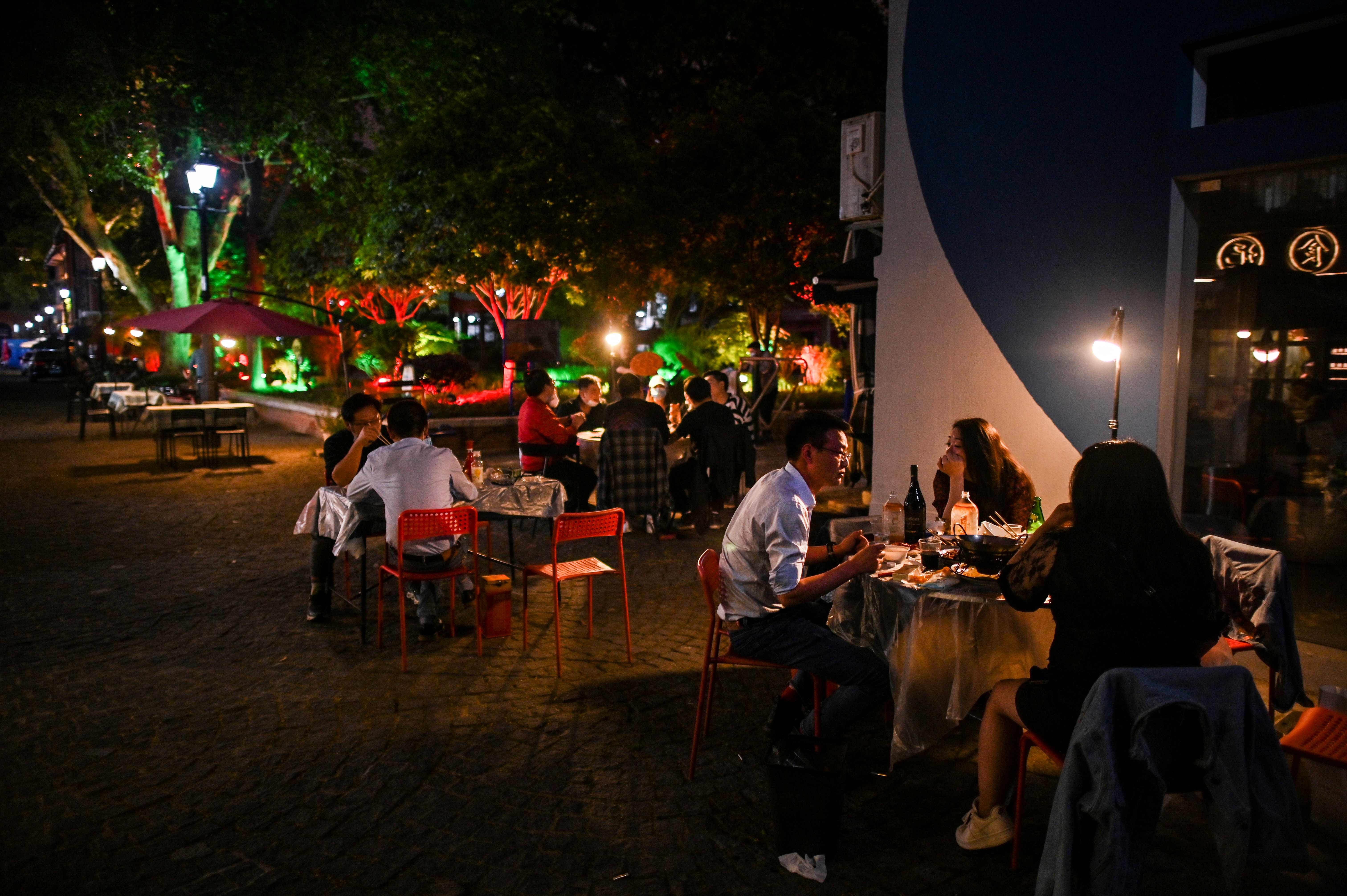 Warga Wuhan sudah kembali berani makan di restoran setelah pemerintah Tiongkok mencabut larangan keluar rumah.