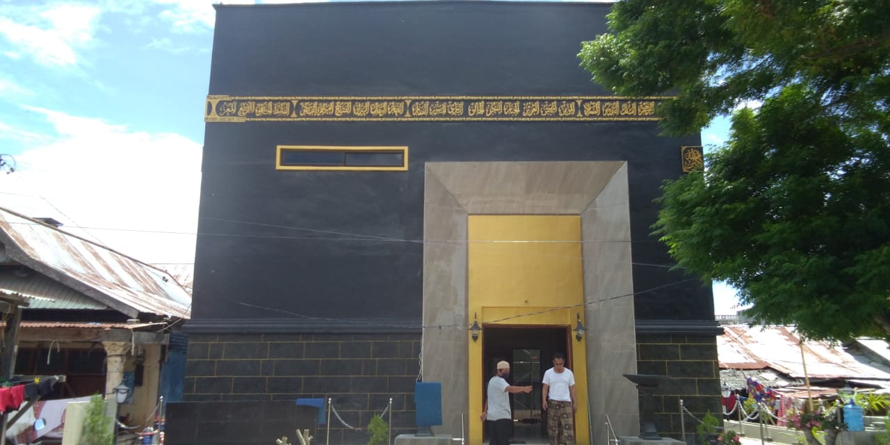 Masjid Baiturrahim Kota Palu berbentuk seperti Kabah menjadi tempat wisata religi baru.