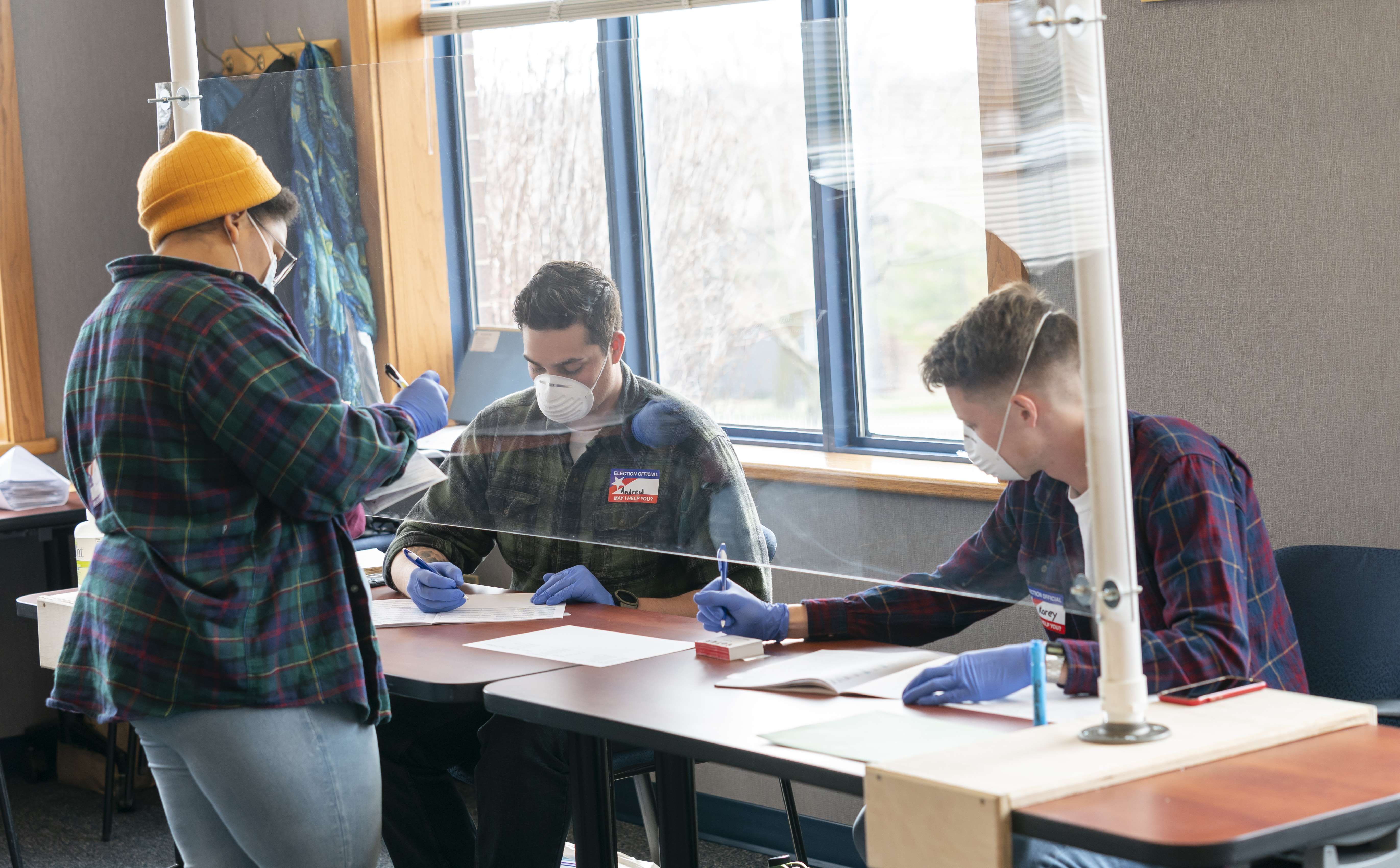 Petugas TPS menghitung pemilih yang mengisi daftar hadir dalam primary Partai Demokrat di Wisconsin, AS.