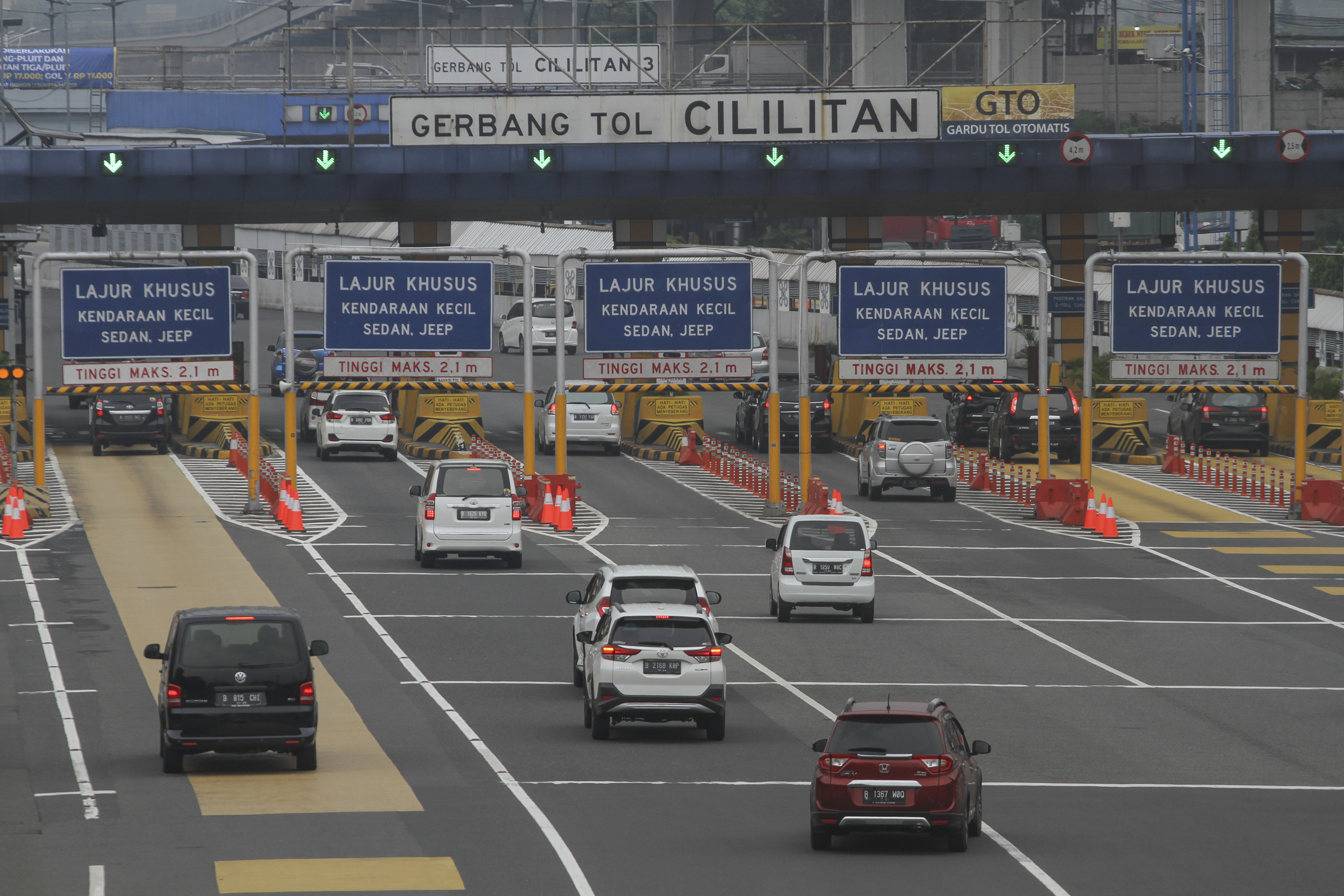Sejumlah kendaraan memasuki gerbang Tol Cililitan, Jakarta, yang dikelola PT Jasa Marga (Persero) Tbk.