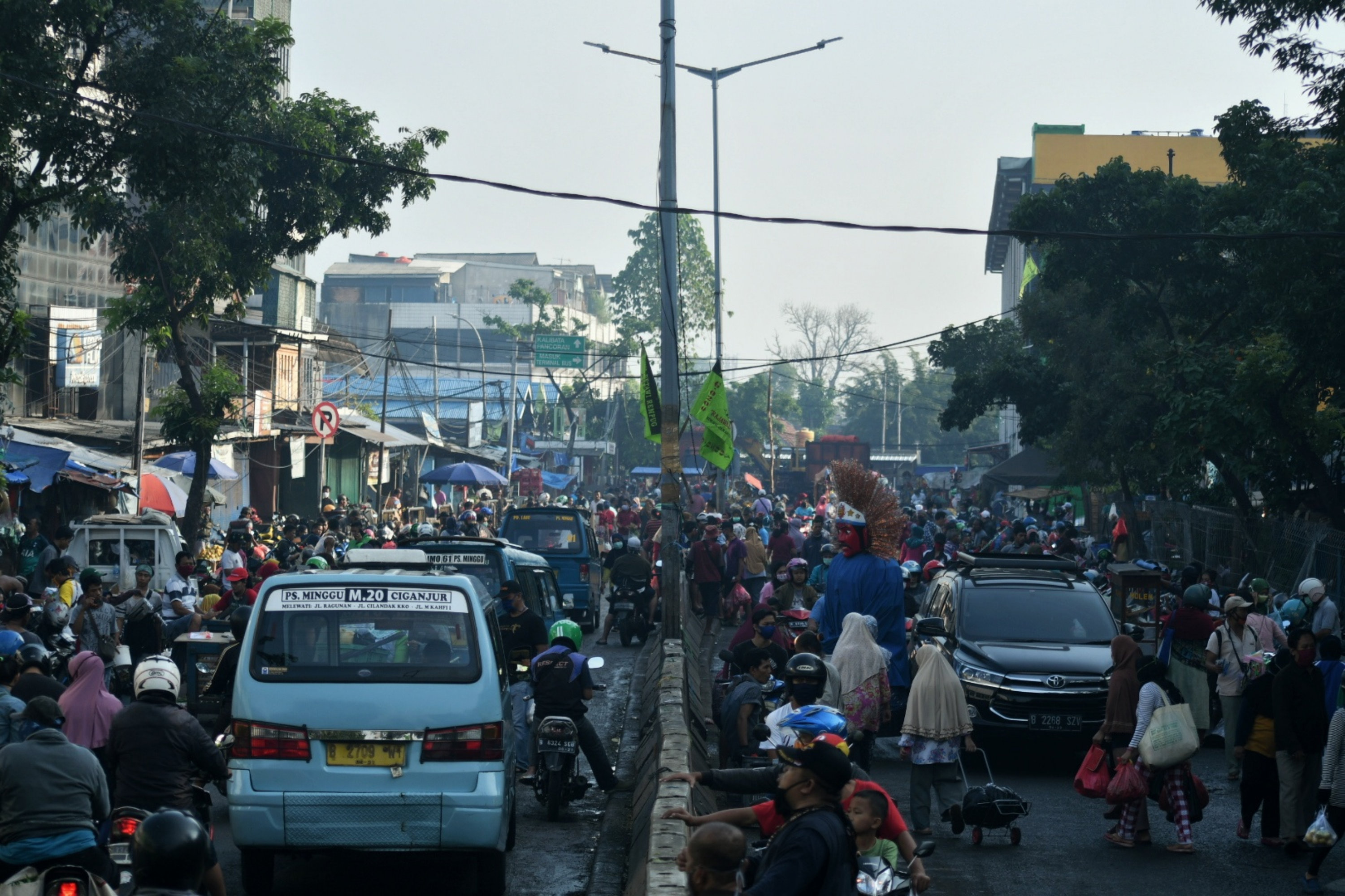Aktivitas di Pasar Minggu, Jakarta Selatan, Minggu (12/4), yang tetap ramai.