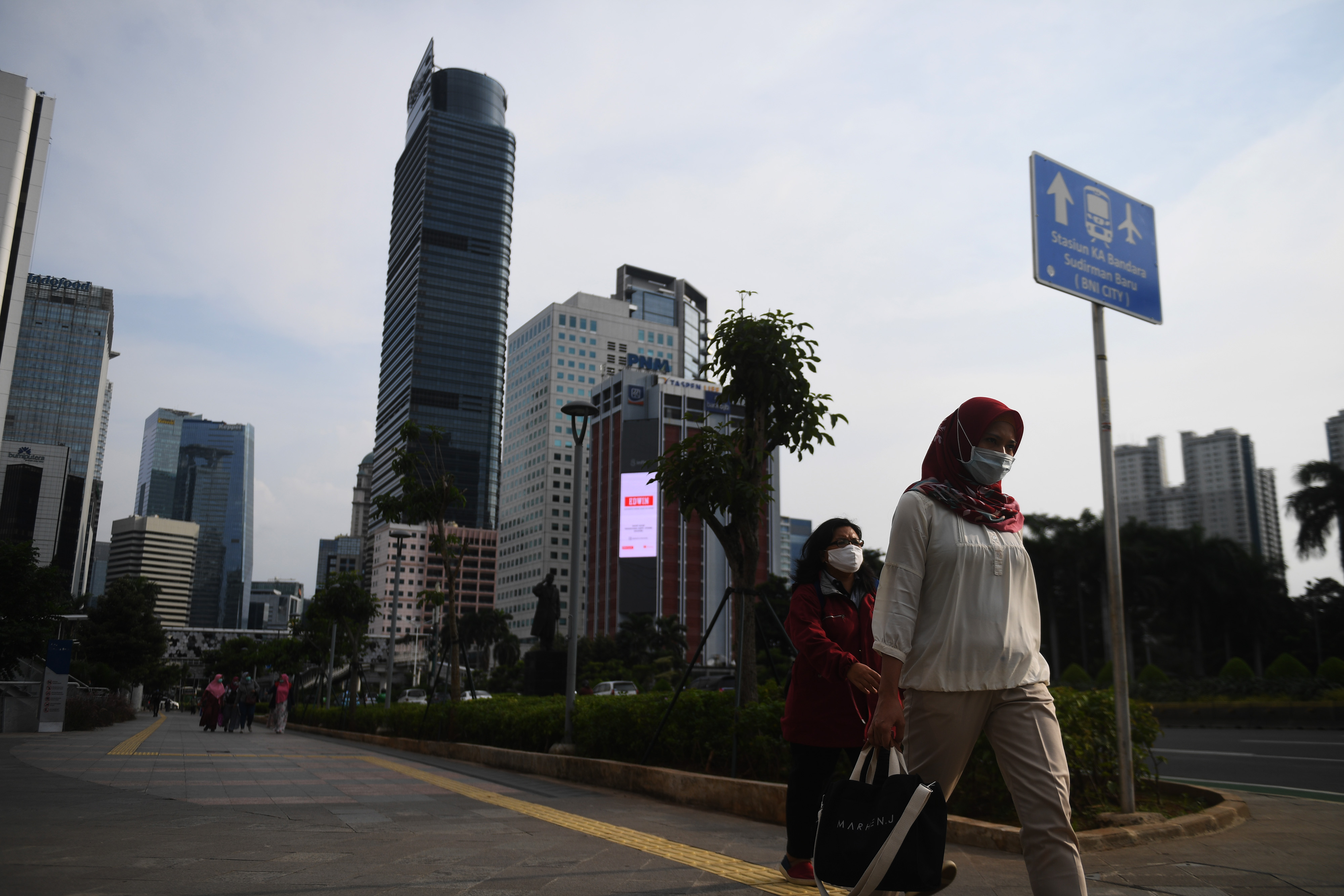 Sejumlah pekerja berjalan di Jalan Jenderal Sudirman, Jakarta, Kamis (16/4/2020). 