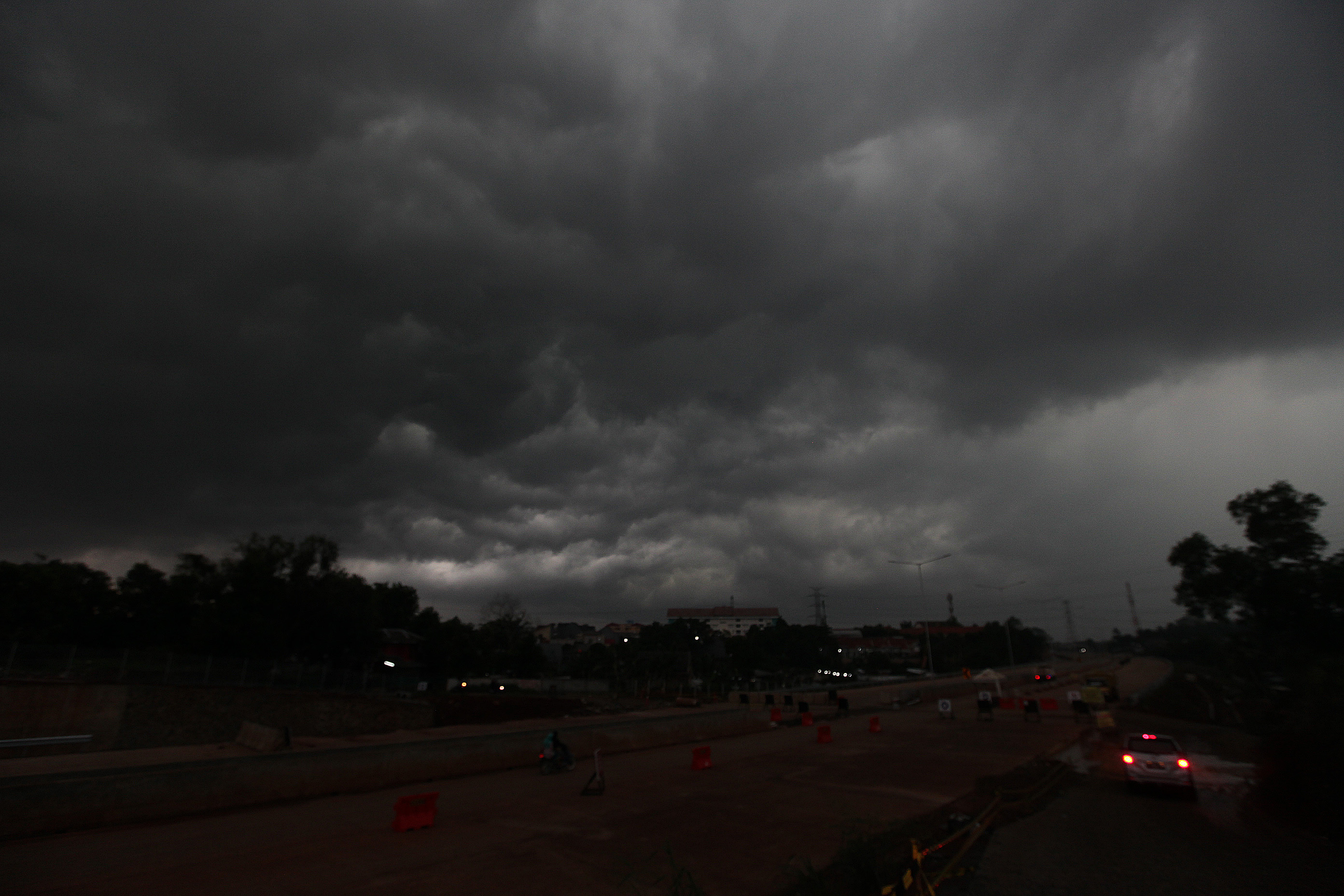 Cuaca hujan dengan intensitas lebat diprediksi masih akan mengguyur sebagian wilayah ibu kota hari ini.