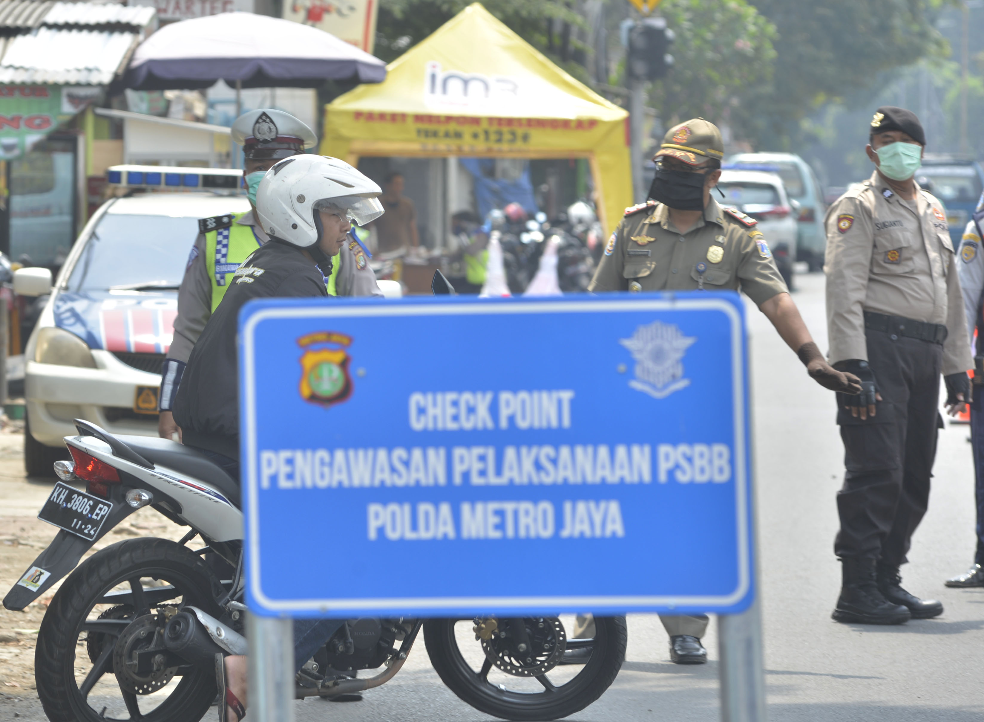 Check point di Jalan Raya Bogor, Jakarta Timur (10/4).