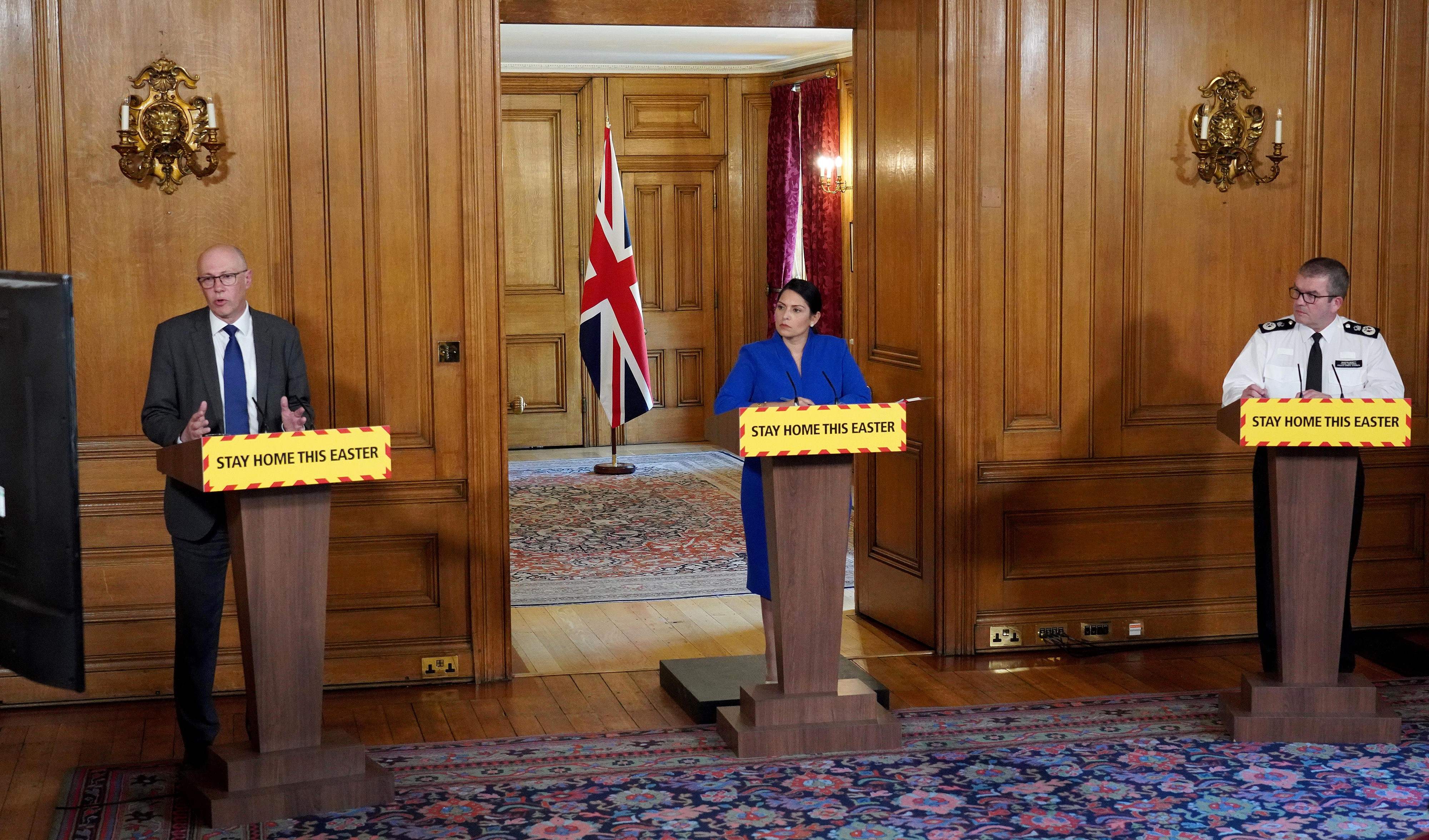 Menteri Dalam Negeri Inggri Priti Patel (tengah) bersama NHS England Medical dan Kepala Kepolisian menggelar keterangan pers, Sabtu (11/4). 