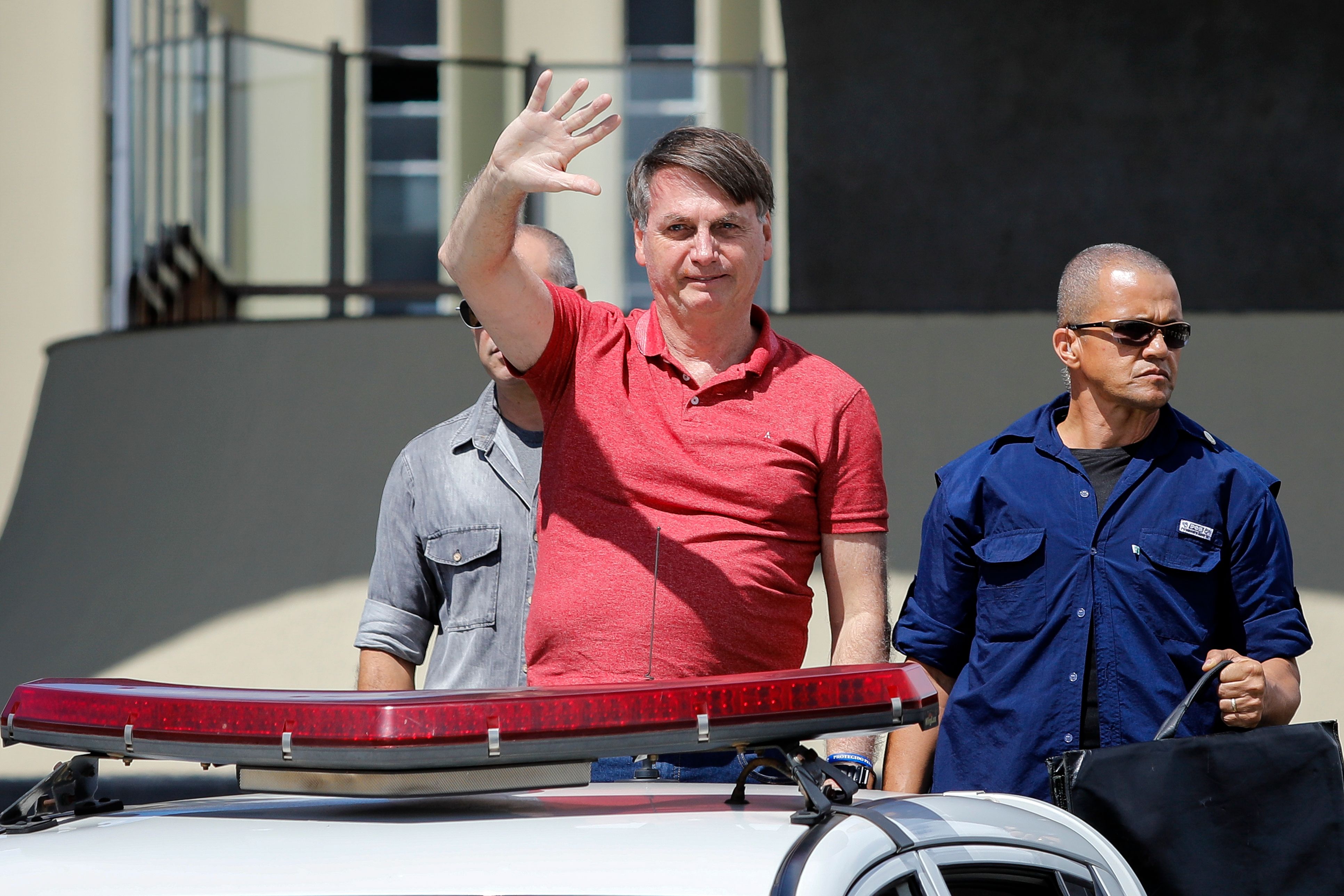 Presiden Brasil Jair Bolsonaro melambaikan tangan saat bergabung dengan demonstrasi menentang aturan di rumah saja saat pandemi covid-19.